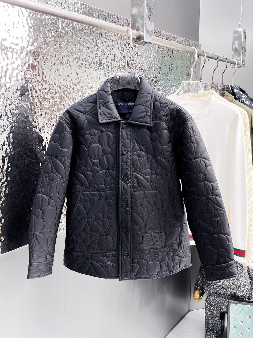 NO:614289,LV three-standard complete 2025ss winter new down jacket, the new product on the show is in perfect condition, comfortable and warm, the color is full and attractive, the design is very outstanding, it can easily enhance the fashion sense, the workmanship is extremely sophisticated and rigorous, and the wiring is neat and meticulous!  A masterpiece from a famous designer!  The upper body does not look bloated and is super handsome!  Available sizes M ~ XXXL,,louis vuitton,jackets & coats,down jacket,alexander wang19860909Lv 三标齐全 2025ss冬季新款羽绒棉服外套,秀场新品品相非常完美,舒适保暖,色泽饱满诱人,非常出彩的设计,轻松将时髦感进阶,做工极为考究严谨,走线工整细致！大牌设计师巨作！上身不显臃肿、超级帅气！现货码数M ～ XXXL,,louis vuitton,jackets & coats,down jacket,alexander wang,Men's clothing