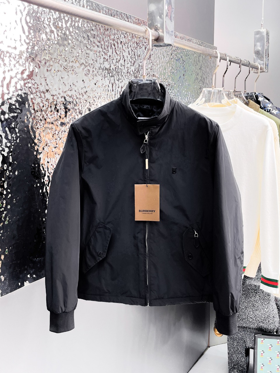 NO:614293,Burberry's new 2025ss winter down jacket with complete three standards, the new product on the show is in perfect condition, comfortable and warm, the color is full and attractive, the very outstanding design can easily enhance the sense of fashion, the workmanship is extremely sophisticated and rigorous, and the wiring is neat and meticulous!  A masterpiece from a famous designer!  The upper body does not look bloated and is super handsome!  Available sizes M ~ XXXL,,burberry,jackets & coats,down jacket,alexander wang19860909巴宝莉三标齐全 2025ss冬季新款羽绒棉服外套,秀场新品品相非常完美,舒适保暖,色泽饱满诱人,非常出彩的设计,轻松将时髦感进阶,做工极为考究严谨,走线工整细致！大牌设计师巨作！上身不显臃肿、超级帅气！现货码数M ～ XXXL,,burberry,jackets & coats,down jacket,alexander wang,Men's clothing