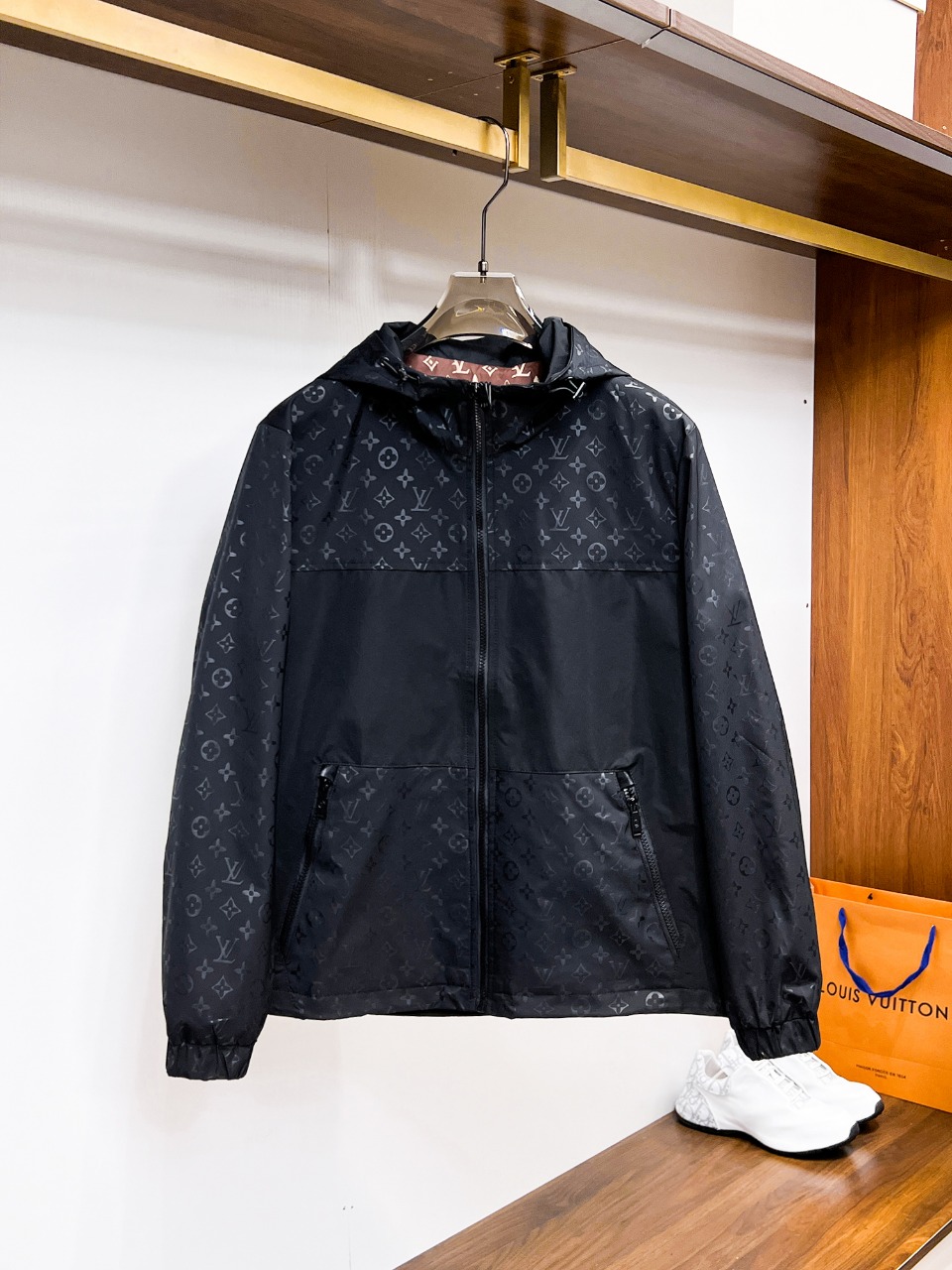 NO:612162,LV 2025 new autumn jacket, the new product on the show is in perfect condition, comfortable and warm to wear on both sides, complete with three labels, full and attractive color, very outstanding design, easily upgrades the fashion sense, extremely elegant and rigorous workmanship, neat and meticulous wiring!  A masterpiece from a famous designer!  The upper body does not look bloated and is super handsome!  Available sizes M ~ XXXL,,louis vuitton,jackets & coats,jackets & coats,alexander wang19860909Lv 2025秋季新款夹克外套,秀场新品品相非常完美,双面穿舒适保暖,三标齐全色泽饱满诱人,非常出彩的设计,轻松将时髦感进阶,做工极为考究严谨,走线工整细致！大牌设计师巨作！上身不显臃肿、超级帅气！现货码数M ～ XXXL,,louis vuitton,jackets & coats,jackets & coats,alexander wang,Men's clothing