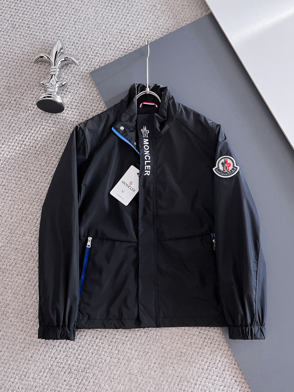 NO:571532,Mengkou 2025 new autumn jacket, the new product on the show is in perfect condition. It is comfortable and warm to wear on both sides. It has three colors and is full and attractive. It has a very outstanding design, which can easily enhance the sense of fashion. The workmanship is extremely sophisticated and rigorous, and the wiring is neat and meticulous!  A masterpiece from a famous designer!  The upper body does not look bloated and is super handsome!  Available sizes M ~ XXXL,,Moncler,jackets & coats,jackets & coats,alexander wang19860909蒙口 2025秋季新款夹克外套,秀场新品品相非常完美,双面穿舒适保暖,三标齐全色泽饱满诱人,非常出彩的设计,轻松将时髦感进阶,做工极为考究严谨,走线工整细致！大牌设计师巨作！上身不显臃肿、超级帅气！现货码数M ～ XXXL,,Moncler,jackets & coats,jackets & coats,alexander wang,Men's clothing