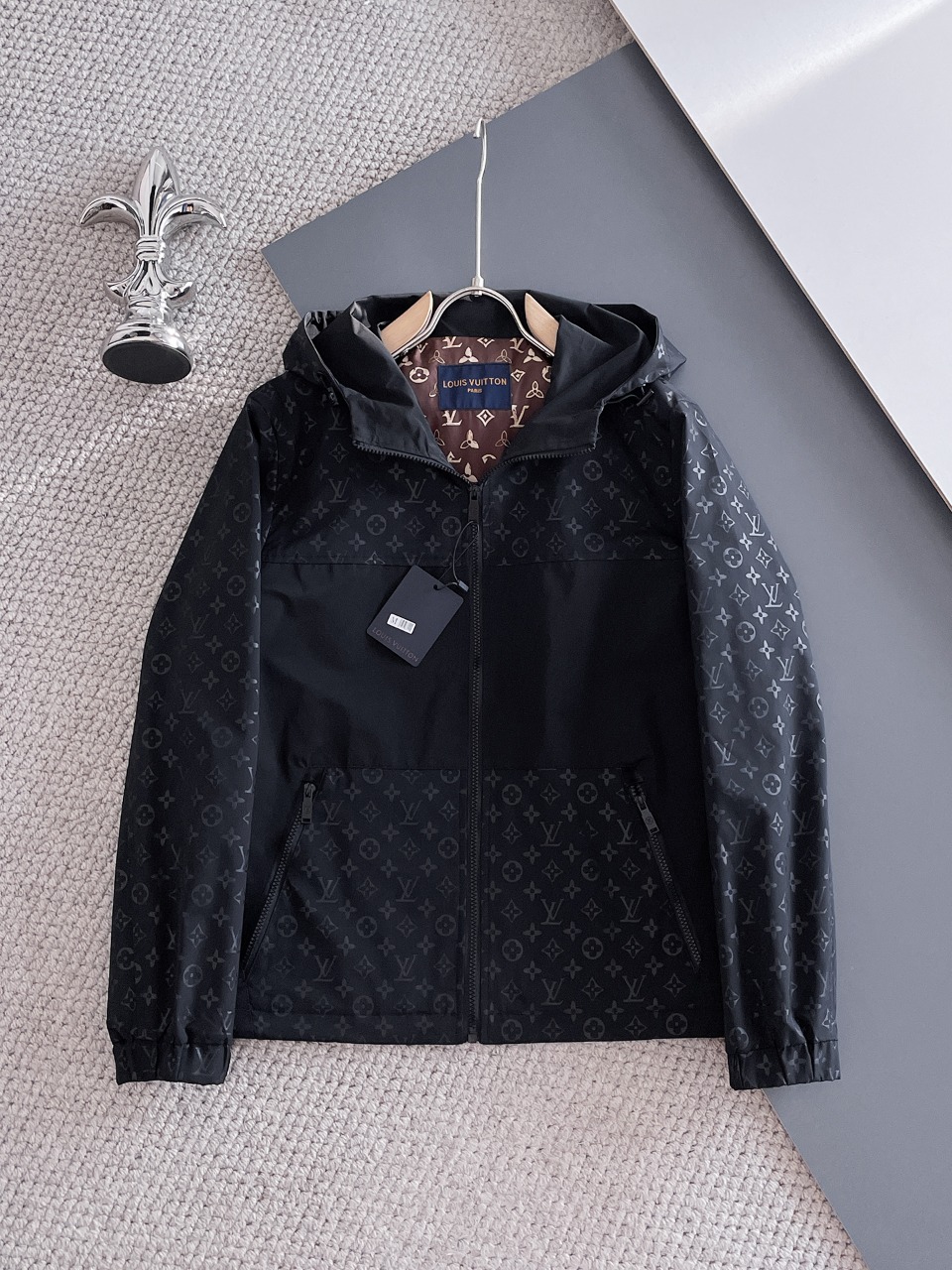 NO:571535,Lv2025 new autumn jacket, the new product on the show is in perfect condition, comfortable and warm to wear on both sides, complete with three labels, full and attractive color, very outstanding design, easily upgrades the fashion sense, extremely elegant and rigorous workmanship, neat and meticulous wiring!  A masterpiece from a famous designer!  The upper body does not look bloated and is super handsome!  Available sizes M ~ XXXL,,louis vuitton,jackets & coats,jackets & coats,alexander wang19860909Lv2025秋季新款夹克外套,秀场新品品相非常完美,双面穿舒适保暖,三标齐全色泽饱满诱人,非常出彩的设计,轻松将时髦感进阶,做工极为考究严谨,走线工整细致！大牌设计师巨作！上身不显臃肿、超级帅气！现货码数M ～ XXXL,,louis vuitton,jackets & coats,jackets & coats,alexander wang,Men's clothing