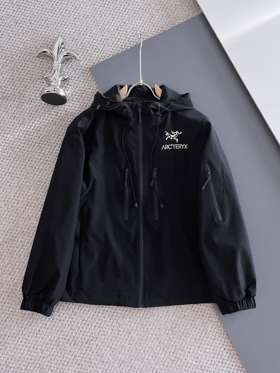 NO:571538,Arc'teryx 2025 new autumn jacket, the new product on the show is in perfect condition, comfortable and warm to wear on both sides, complete with three labels, full and attractive color, very outstanding design, easily upgrades the fashion sense, extremely elegant and rigorous workmanship, neat and meticulous wiring!  A masterpiece from a famous designer!  The upper body does not look bloated and is super handsome!  Available size M ~ XXXL,arc'teryx,jackets & coats,jackets & coats,alexander wang19860909始祖鸟2025秋季新款夹克外套,秀场新品品相非常完美,双面穿舒适保暖,三标齐全色泽饱满诱人,非常出彩的设计,轻松将时髦感进阶,做工极为考究严谨,走线工整细致！大牌设计师巨作！上身不显臃肿、超级帅气！现货码数M ～ XXXL,arc'teryx,jackets & coats,jackets & coats,alexander wang,Men's clothing