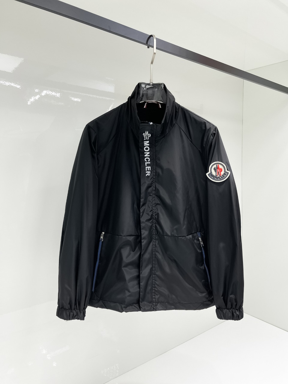 NO:525064,The new 2025 autumn jacket for the hooded 2025 showcase is perfect in appearance, comfortable and warm when worn on both sides, complete three-standard color and attractive, and the very outstanding design easily advances the sense of fashion, extremely exquisite workmanship, neat and meticulous routes!  A masterpiece of a big-name designer!  The upper body doesn't look bloated and super handsome!  Spot code M ~ XXXL,,Moncler,jackets & coats,jackets & coats,alexander wang19860909蒙口2025秋季新款夹克外套,秀场新品品相非常完美,双面穿舒适保暖,三标齐全色泽饱满诱人,非常出彩的设计,轻松将时髦感进阶,做工极为考究严谨,走线工整细致！大牌设计师巨作！上身不显臃肿、超级帅气！现货码数M ～ XXXL,,Moncler,jackets & coats,jackets & coats,alexander wang,Men's clothing