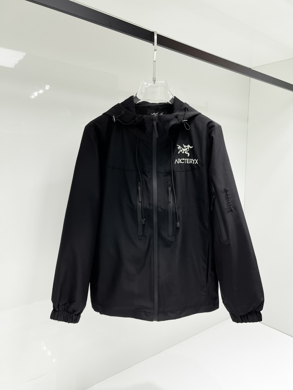 NO:525090,Archaeopteryx 2025 autumn new jacket jacket, the new product on the show is perfect, comfortable and warm when worn on both sides, three-standard full color and attractive, and the very outstanding design easily advances the sense of fashion, the workmanship is extremely exquisite and rigorous, and the wiring is neat and meticulous!  A masterpiece of a big-name designer!  The upper body doesn't look bloated and super handsome!  Spot code M ~ XXXL,arc'teryx,jackets & coats,jackets & coats,alexander wang19860909始祖鸟2025秋季新款夹克外套,秀场新品品相非常完美,双面穿舒适保暖,三标齐全色泽饱满诱人,非常出彩的设计,轻松将时髦感进阶,做工极为考究严谨,走线工整细致！大牌设计师巨作！上身不显臃肿、超级帅气！现货码数M ～ XXXL,arc'teryx,jackets & coats,jackets & coats,alexander wang,Men's clothing