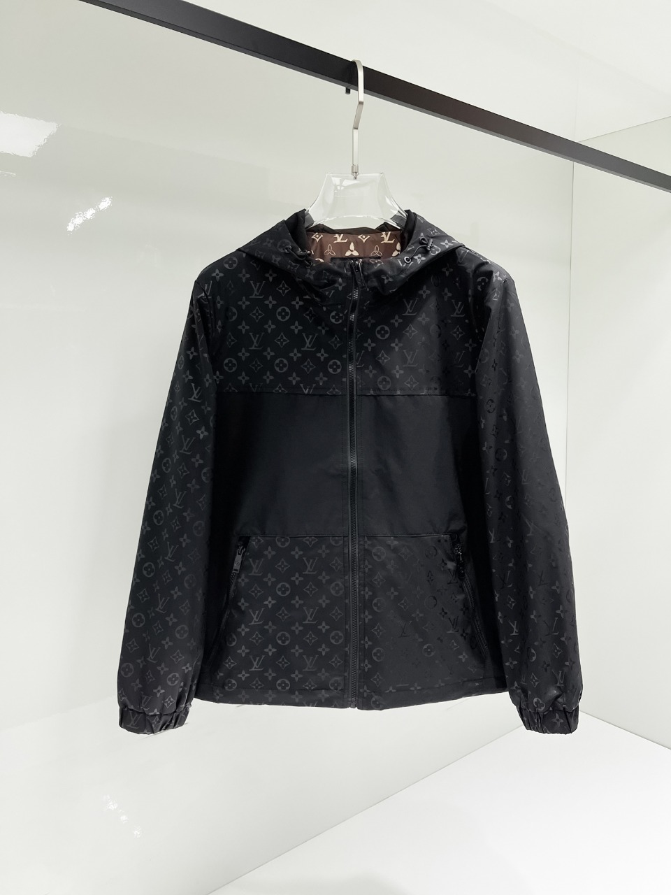 NO:525087,Lv2025 autumn new jacket jacket, the new product on the show is perfect, comfortable and warm when worn on both sides, full and attractive colors, and a very outstanding design that easily advances the sense of fashion, extremely exquisite and rigorous workmanship, neat and meticulous wiring!  A masterpiece of a big-name designer!  The upper body doesn't look bloated and super handsome!  Spot code M ~ XXXL,,louis vuitton,jackets & coats,jackets & coats,alexander wang19860909Lv2025秋季新款夹克外套,秀场新品品相非常完美,双面穿舒适保暖,三标齐全色泽饱满诱人,非常出彩的设计,轻松将时髦感进阶,做工极为考究严谨,走线工整细致！大牌设计师巨作！上身不显臃肿、超级帅气！现货码数M ～ XXXL,,louis vuitton,jackets & coats,jackets & coats,alexander wang,Men's clothing