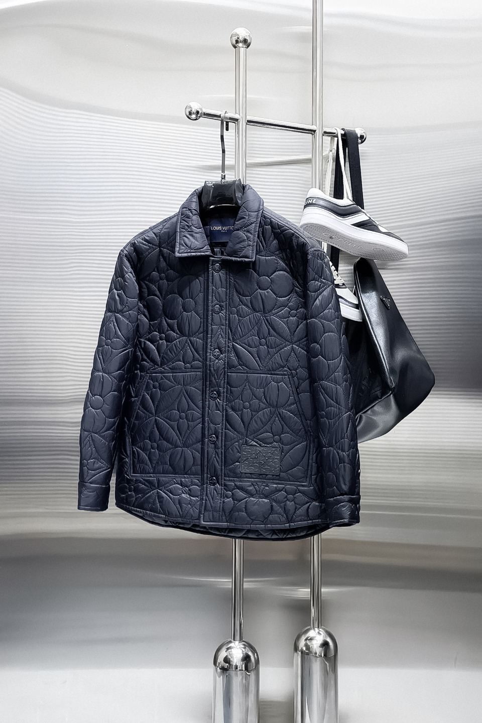 NO:657075,LV three-standard complete 2025ss winter new down jacket, the new product on the show is in perfect condition, comfortable and warm, the color is full and attractive, the design is very outstanding, it can easily enhance the fashion sense, the workmanship is extremely sophisticated and rigorous, and the wiring is neat and meticulous!  A masterpiece from a famous designer!  The upper body does not look bloated and is super handsome!  Available sizes M ~ XXXL,,louis vuitton,jackets & coats,down jacket,alexander wang19860909Lv 三标齐全 2025ss冬季新款羽绒棉服外套,秀场新品品相非常完美,舒适保暖,色泽饱满诱人,非常出彩的设计,轻松将时髦感进阶,做工极为考究严谨,走线工整细致！大牌设计师巨作！上身不显臃肿、超级帅气！现货码数M ～ XXXL,,louis vuitton,jackets & coats,down jacket,alexander wang,Men's clothing