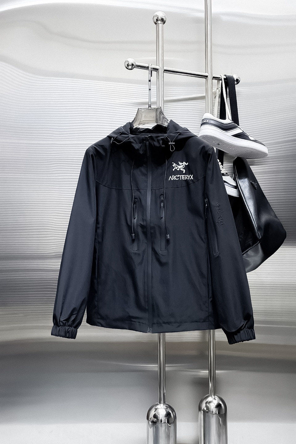 NO:519356,Archaeopteryx 2025 spring new jacket jacket, the new product on the show is perfect, comfortable and warm, the three standards are complete in color and full and attractive, and the very outstanding design easily advances the sense of fashion, the workmanship is extremely exquisite and rigorous, and the wiring is neat and meticulous!  A masterpiece of a big-name designer!  The upper body doesn't look bloated and super handsome!  Spot code M ~ XXXL,arc'teryx,jackets & coats,jackets & coats,alexander wang19860909始祖鸟 2025春季新款夹克外套,秀场新品品相非常完美,舒适保暖,三标齐全色泽饱满诱人,非常出彩的设计,轻松将时髦感进阶,做工极为考究严谨,走线工整细致！大牌设计师巨作！上身不显臃肿、超级帅气！现货码数M ～ XXXL,arc'teryx,jackets & coats,jackets & coats,alexander wang,Men's clothing