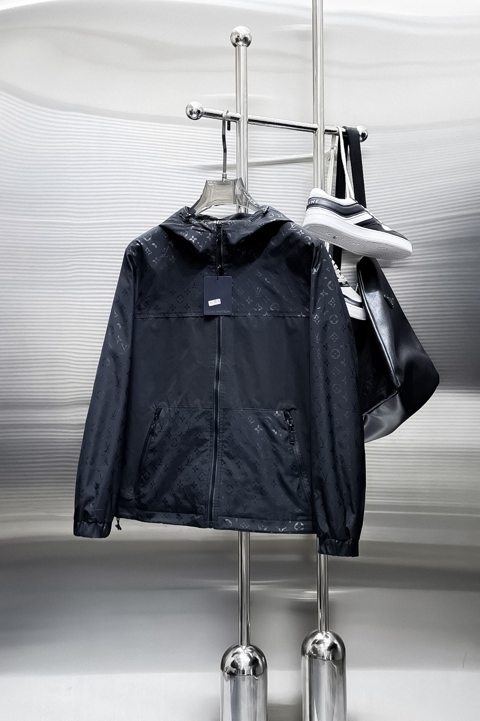 NO:519362,Lv 2025 spring new jacket jacket, the new product on the show is perfect, comfortable and warm, the three standards are complete in color and full and attractive, and the very outstanding design easily advances the sense of fashion, the workmanship is extremely exquisite and rigorous, and the wiring is neat and meticulous!  A masterpiece of a big-name designer!  The upper body doesn't look bloated and super handsome!  Spot code M ~ XXXL,,louis vuitton,jackets & coats,jackets & coats,alexander wang19860909Lv 2025春季新款夹克外套,秀场新品品相非常完美,舒适保暖,三标齐全色泽饱满诱人,非常出彩的设计,轻松将时髦感进阶,做工极为考究严谨,走线工整细致！大牌设计师巨作！上身不显臃肿、超级帅气！现货码数M ～ XXXL,,louis vuitton,jackets & coats,jackets & coats,alexander wang,Men's clothing