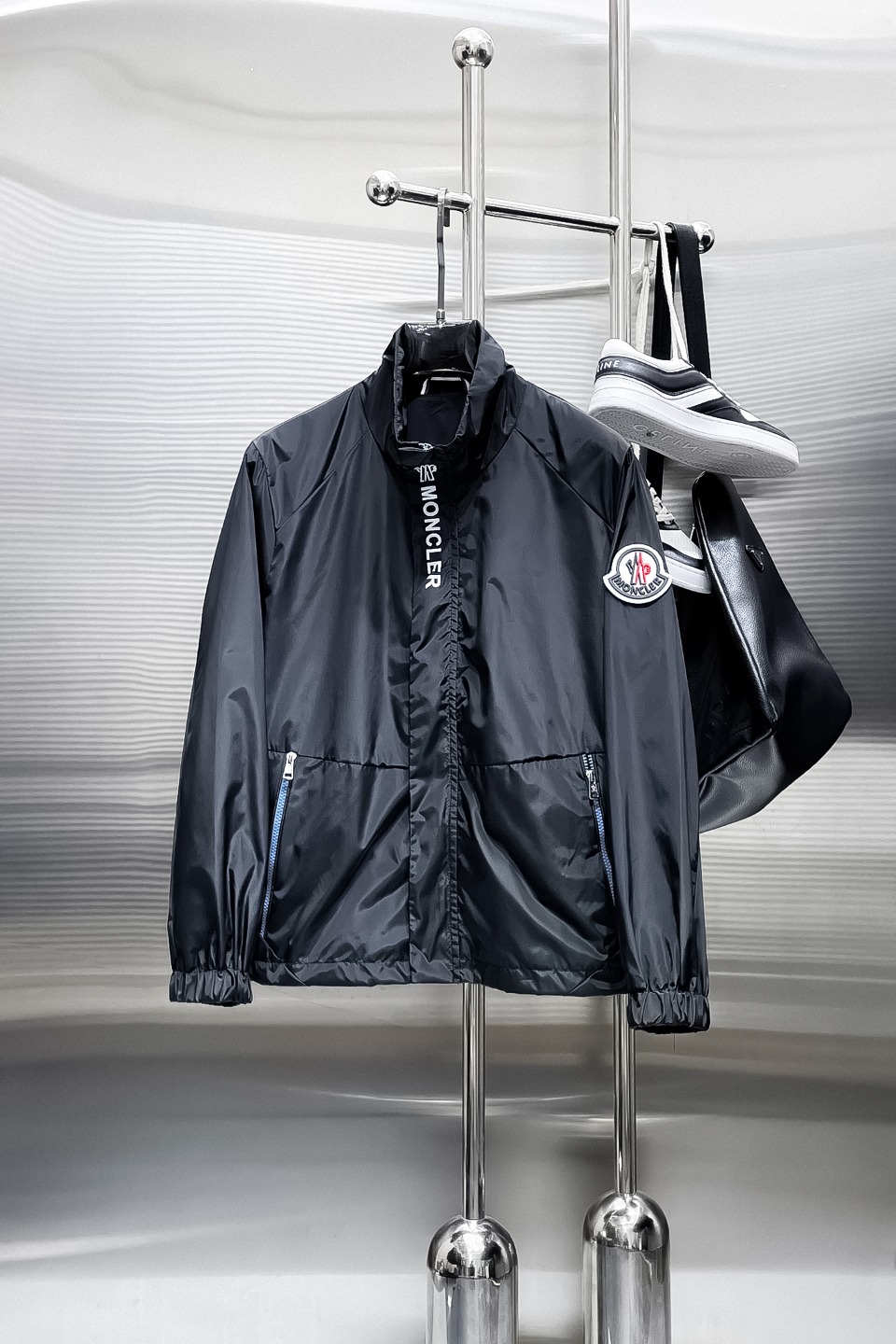 NO:519359,The new 2025 spring jacket, the new product on the show is perfect, comfortable and warm, the three-standard complete colors and full and attractive, and the very outstanding design easily advances the sense of fashion. The workmanship is extremely exquisite and rigorous, and the wiring is neat and meticulous!  A masterpiece of a big-name designer!  The upper body doesn't look bloated and super handsome!  Spot code M ~ XXXL,,Moncler,jackets & coats,jackets & coats,alexander wang19860909蒙口 2025春季新款夹克外套,秀场新品品相非常完美,舒适保暖,三标齐全色泽饱满诱人,非常出彩的设计,轻松将时髦感进阶,做工极为考究严谨,走线工整细致！大牌设计师巨作！上身不显臃肿、超级帅气！现货码数M ～ XXXL,,Moncler,jackets & coats,jackets & coats,alexander wang,Men's clothing