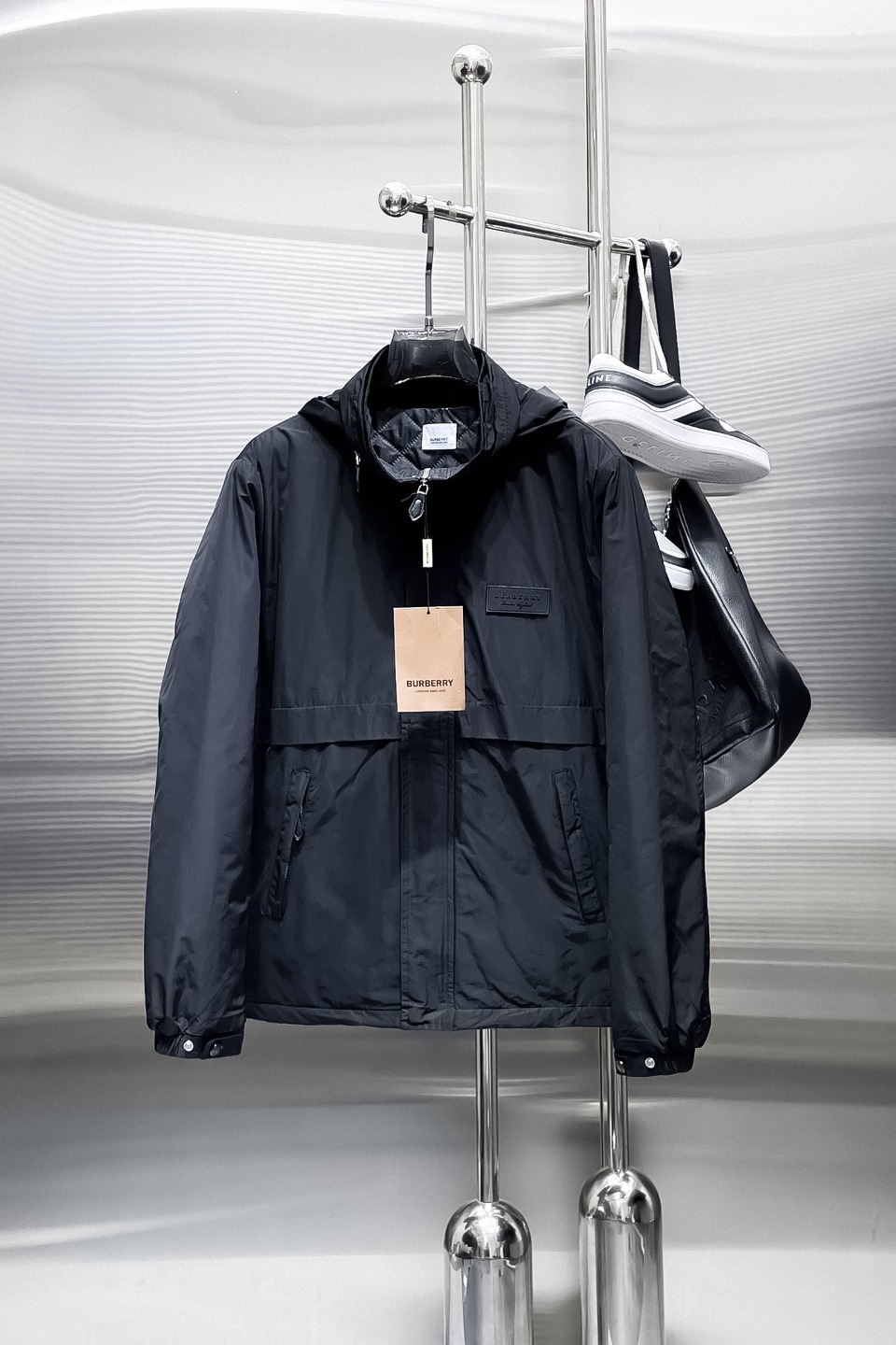 NO:657090,Burberry's new 2025ss winter down jacket with all three standards, the new product on the show is in perfect condition, comfortable and warm, the color is full and attractive, the design is very outstanding, it can easily enhance the fashion sense, the workmanship is extremely sophisticated and rigorous, and the wiring is neat and meticulous!  A masterpiece from a famous designer!  The upper body does not look bloated and is super handsome!  Available sizes M ~ XXXL,,burberry,jackets & coats,down jacket,alexander wang19860909巴宝莉 三标齐全 2025ss冬季新款羽绒棉服外套,秀场新品品相非常完美,舒适保暖,色泽饱满诱人,非常出彩的设计,轻松将时髦感进阶,做工极为考究严谨,走线工整细致！大牌设计师巨作！上身不显臃肿、超级帅气！现货码数M ～ XXXL,,burberry,jackets & coats,down jacket,alexander wang,Men's clothing