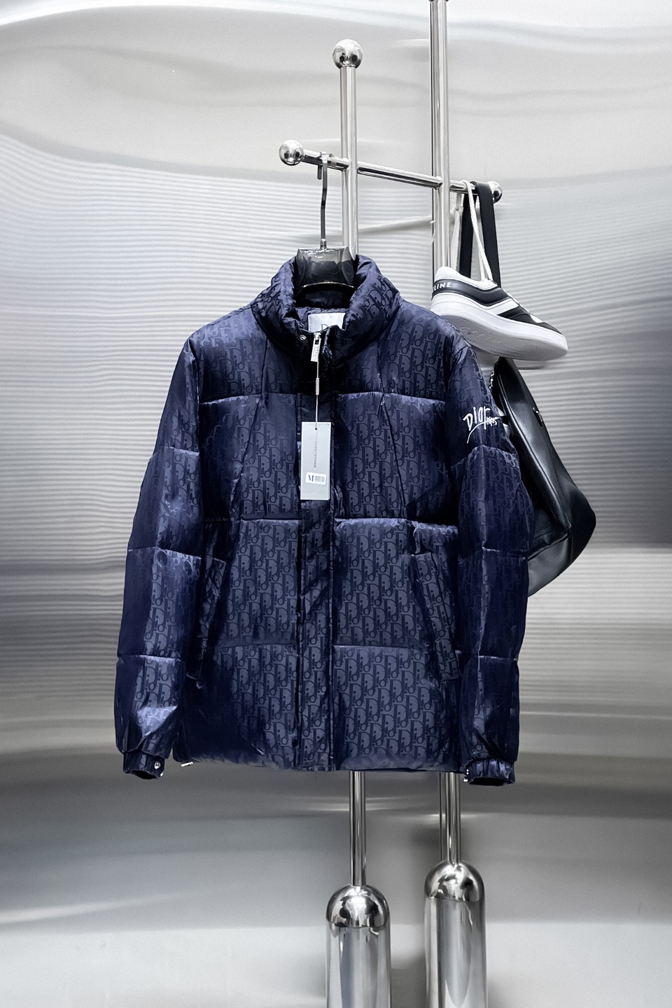 NO:657100,Dior's 2025ss new winter down jacket with complete three standards, the new product on the show is in perfect condition, comfortable and warm, the color is full and attractive, the design is very brilliant, it can easily enhance the fashion sense, the workmanship is extremely sophisticated and rigorous, and the wiring is neat and meticulous!  A masterpiece from a famous designer!  The upper body does not look bloated and is super handsome!  Available sizes M ~ XXXL,,dior,jackets & coats,down jacket,alexander wang19860909迪奥 三标齐全 2025ss冬季新款羽绒棉服外套,秀场新品品相非常完美,舒适保暖,色泽饱满诱人,非常出彩的设计,轻松将时髦感进阶,做工极为考究严谨,走线工整细致！大牌设计师巨作！上身不显臃肿、超级帅气！现货码数M ～ XXXL,,dior,jackets & coats,down jacket,alexander wang,Men's clothing