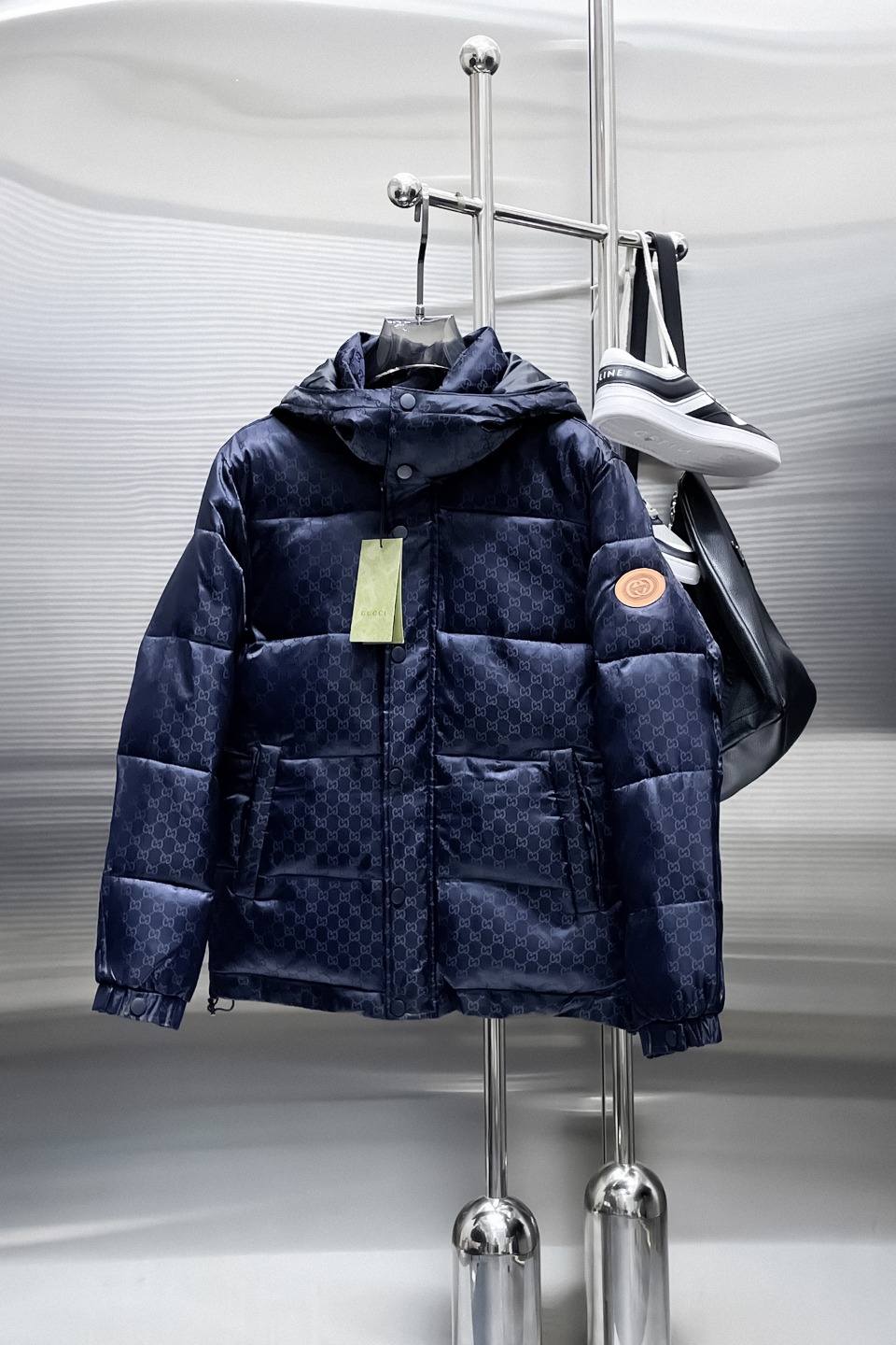 NO:657095,Gucci's 2025ss new winter down jacket with complete three standards. The new product on the show is in perfect condition. It is comfortable and warm. The color is full and attractive. The design is very outstanding, and it can easily enhance the fashion sense. The workmanship is extremely sophisticated and rigorous, and the wiring is neat and meticulous!  A masterpiece from a famous designer!  The upper body does not look bloated and is super handsome!  Available sizes M ~ XXXL,,gucci,jackets & coats,down jacket,alexander wang19860909古驰三标齐全 2025ss冬季新款羽绒棉服外套,秀场新品品相非常完美,舒适保暖,色泽饱满诱人,非常出彩的设计,轻松将时髦感进阶,做工极为考究严谨,走线工整细致！大牌设计师巨作！上身不显臃肿、超级帅气！现货码数M ～ XXXL,,gucci,jackets & coats,down jacket,alexander wang,Men's clothing