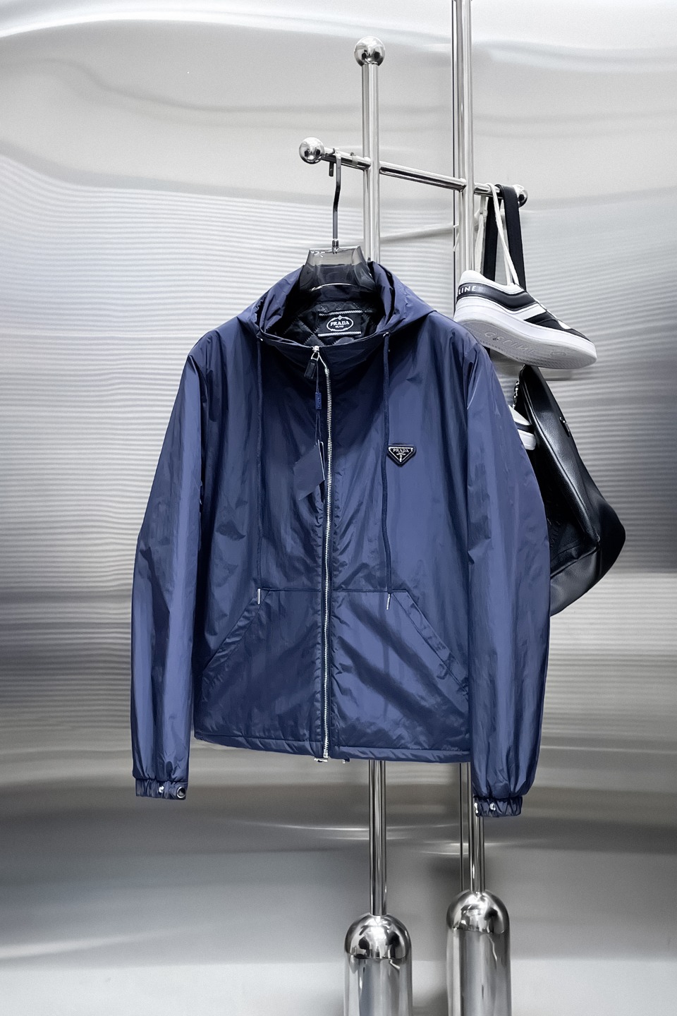 NO:657085,Prada's new 2025ss winter down jacket with all three standards is in perfect condition. It's comfortable and warm, and the color is full and attractive. The design is very outstanding, and it can easily enhance the sense of fashion. The workmanship is extremely sophisticated and rigorous, and the wiring is neat and meticulous!  A masterpiece from a famous designer!  The upper body does not look bloated and is super handsome!  Available sizes M ~ XXXL,,prada,jackets & coats,down jacket,alexander wang19860909普拉达 三标齐全 2025ss冬季新款羽绒棉服外套,秀场新品品相非常完美,舒适保暖,色泽饱满诱人,非常出彩的设计,轻松将时髦感进阶,做工极为考究严谨,走线工整细致！大牌设计师巨作！上身不显臃肿、超级帅气！现货码数M ～ XXXL,,prada,jackets & coats,down jacket,alexander wang,Men's clothing