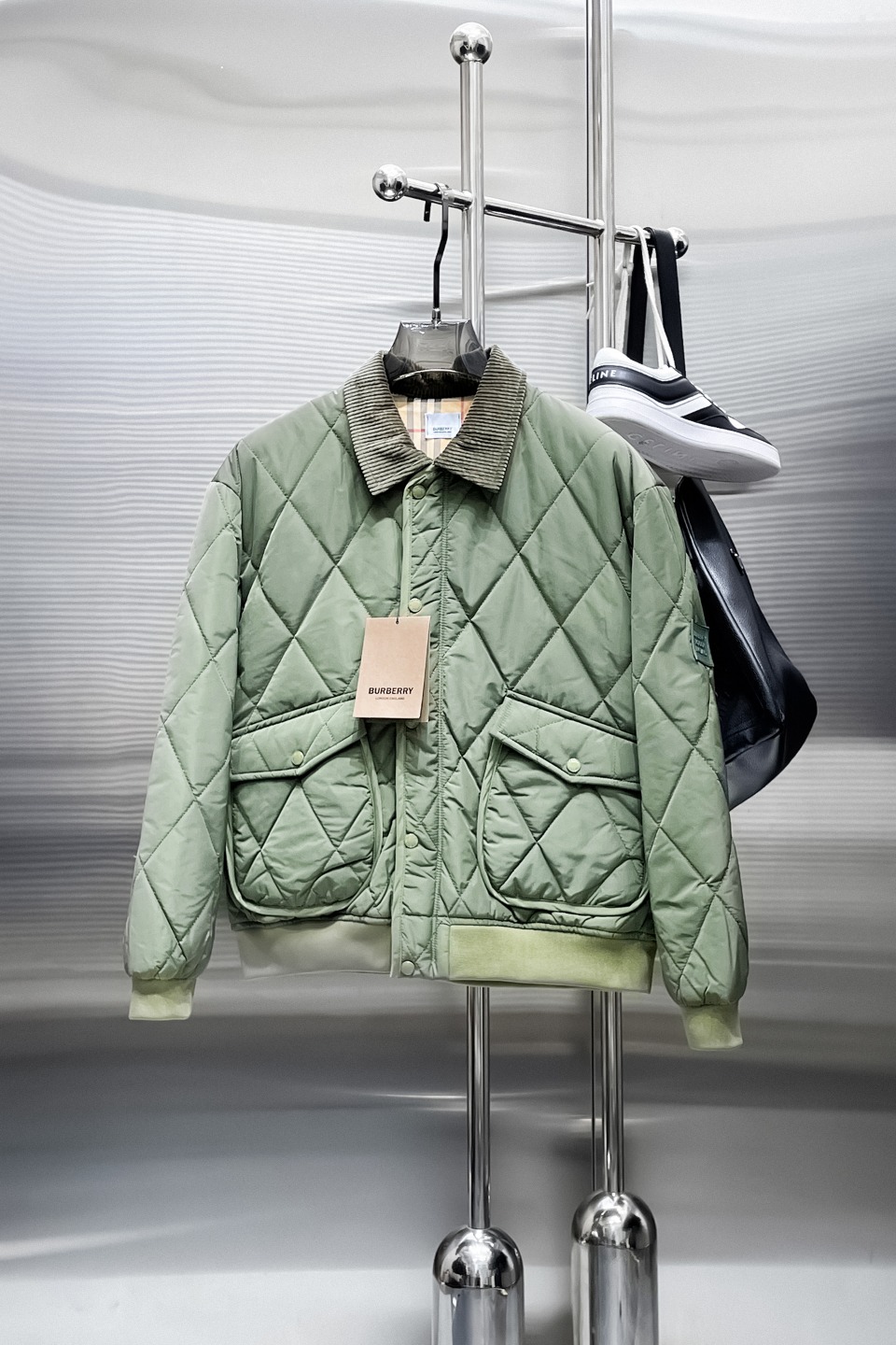 NO:657080,Burberry's new 2025ss winter down jacket with all three standards, the new product on the show is in perfect condition, comfortable and warm, the color is full and attractive, the design is very outstanding, it can easily enhance the fashion sense, the workmanship is extremely sophisticated and rigorous, and the wiring is neat and meticulous!  A masterpiece from a famous designer!  The upper body does not look bloated and is super handsome!  Available sizes M ~ XXXL,,burberry,jackets & coats,down jacket,alexander wang19860909巴宝莉 三标齐全 2025ss冬季新款羽绒棉服外套,秀场新品品相非常完美,舒适保暖,色泽饱满诱人,非常出彩的设计,轻松将时髦感进阶,做工极为考究严谨,走线工整细致！大牌设计师巨作！上身不显臃肿、超级帅气！现货码数M ～ XXXL,,burberry,jackets & coats,down jacket,alexander wang,Men's clothing