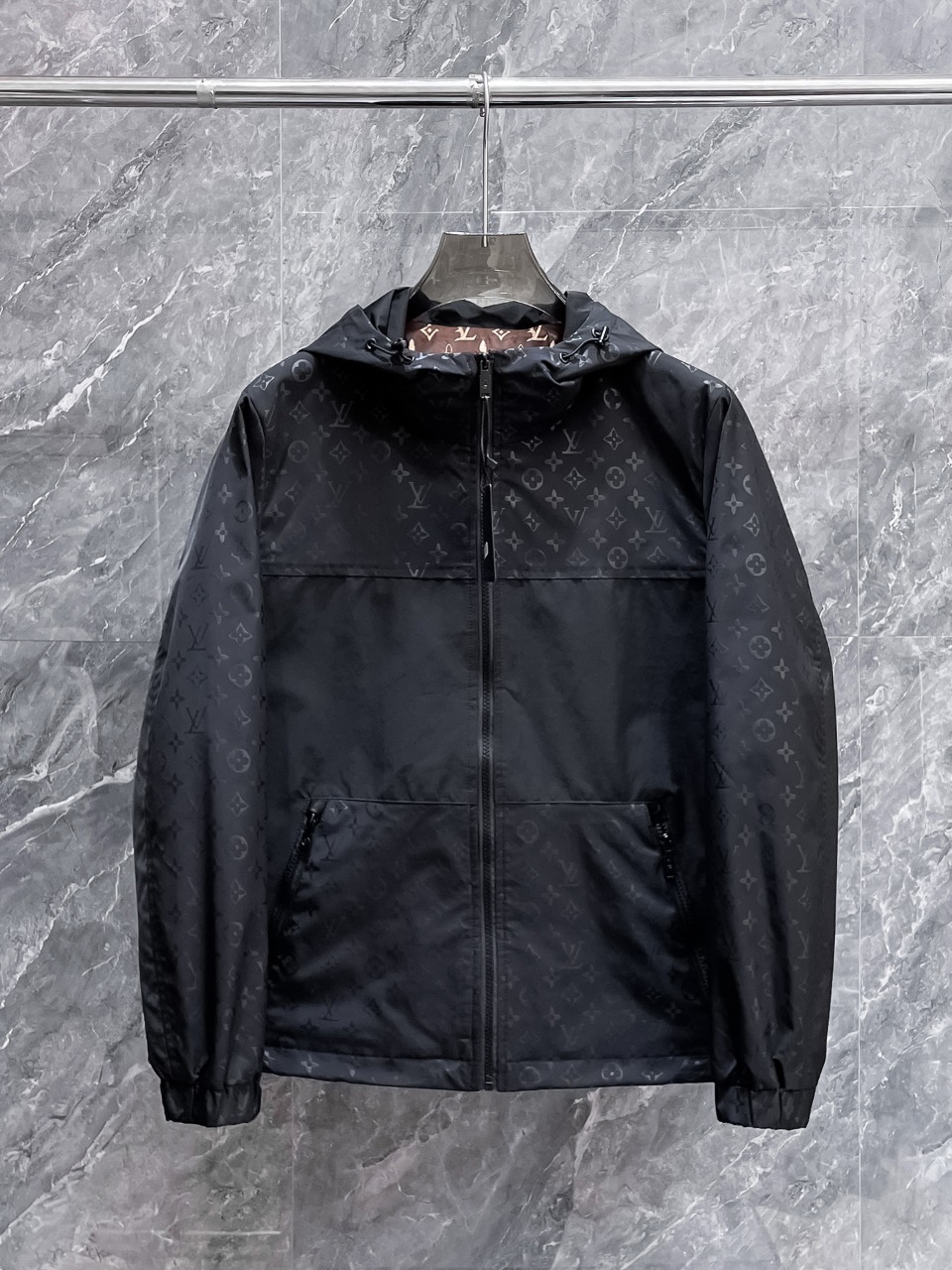 NO:656986,Lv 2025 Autumn New Original Men's Hooded Windbreaker Jacket Jacket is sold simultaneously on the official website. Popular model. High version. Fashionable and versatile. Triangular logo design embroidered on the chest. Made of original imported polyester fiber memory fabric that feels soft and delicate. The upper body is comfortable. Original imported lettering hardware and accessories are provided by customers. The OEM factory makes fine lines and smooth lines, exquisite craftsmanship, and awesome styles. It is very fashionable and handsome with any combination. Highly recommended!  Counter sizes M-3XL (the largest size can wear about 200 pounds. Please state your height and weight when placing an order),,louis vuitton,jackets & coats,jackets & coats,hats,alexander wang19860909Lv 2025秋季新款原单男士连帽风衣夹克外套 官网同步售卖 爆款 高版本 时尚百搭 胸前绣三角logo标设计 采用原版进口聚酯纤维记忆面料手感柔软细腻 上身舒适 客供原版进口刻字五金辅料配件,代工厂精细做线条流畅,工艺精致,版型超赞,随意搭配都非常时尚帅气强烈推荐哦！专柜尺码M-3XL（最大码可穿200斤左右 下单请报身高体重),,louis vuitton,jackets & coats,jackets & coats,hats,alexander wang,Men's clothing