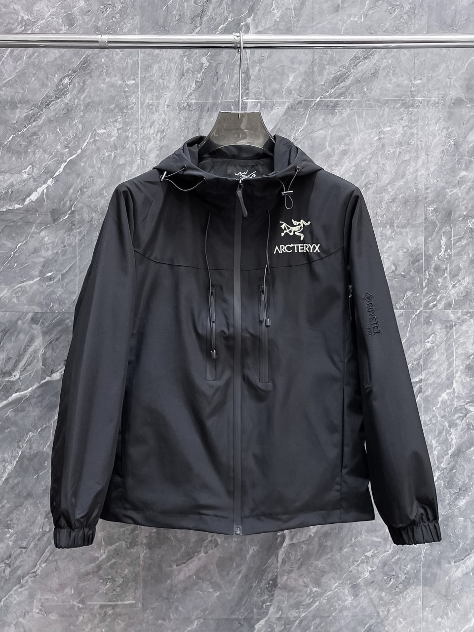 NO:656981,Arc'teryx 2025 Autumn New Original Men's Hooded Windbreaker Jacket, sold simultaneously on the official website, popular model, high version, fashionable and versatile, triangular logo design embroidered on the chest, made of original imported polyester fiber memory fabric, soft and delicate to the touch, comfortable on the upper body, original imported lettering hardware accessories are provided by customers, the OEM has finely made lines and smooth lines, exquisite craftsmanship, and awesome styles. It is very fashionable and handsome with any combination. Highly recommended!  Counter sizes M-3XL (the largest size can wear about 200 pounds, please state your height and weight when placing an order), arc'teryx,jackets & coats,jackets & coats,hats,alexander wang19860909始祖鸟 2025秋季新款原单男士连帽风衣夹克外套 官网同步售卖 爆款 高版本 时尚百搭 胸前绣三角logo标设计 采用原版进口聚酯纤维记忆面料手感柔软细腻 上身舒适 客供原版进口刻字五金辅料配件,代工厂精细做线条流畅,工艺精致,版型超赞,随意搭配都非常时尚帅气强烈推荐哦！专柜尺码M-3XL（最大码可穿200斤左右 下单请报身高体重),arc'teryx,jackets & coats,jackets & coats,hats,alexander wang,Men's clothing