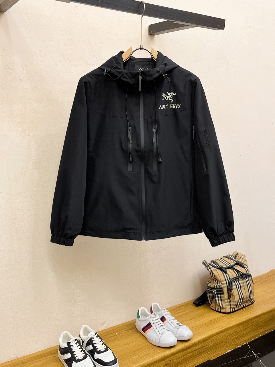 NO:523006,Archaeopteryx 2025 spring new jacket jacket, the new product on the show is perfect, comfortable and warm, the three standards are complete in color and full and attractive, and the very outstanding design easily advances the sense of fashion, the workmanship is extremely exquisite and rigorous, and the wiring is neat and meticulous!  A masterpiece of a big-name designer!  The upper body doesn't look bloated and super handsome!  Spot code M ~ XXXL,arc'teryx,jackets & coats,jackets & coats,alexander wang19860909始祖鸟 2025春季新款夹克外套,秀场新品品相非常完美,舒适保暖,三标齐全色泽饱满诱人,非常出彩的设计,轻松将时髦感进阶,做工极为考究严谨,走线工整细致！大牌设计师巨作！上身不显臃肿、超级帅气！现货码数M ～ XXXL,arc'teryx,jackets & coats,jackets & coats,alexander wang,Men's clothing