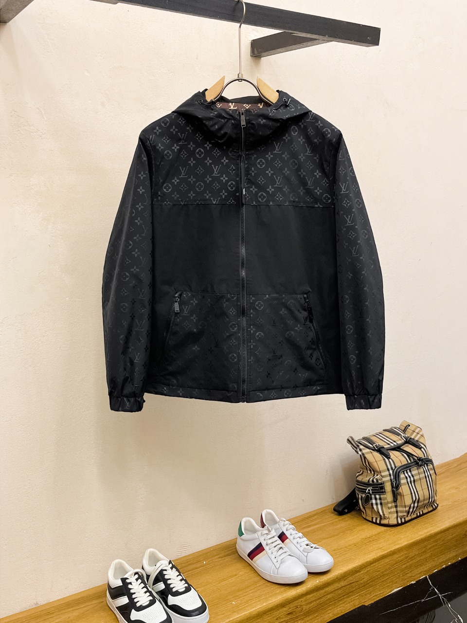 NO:523003,Lv 2025 spring new jacket jacket, the new product on the show is perfect, comfortable and warm, the three standards are complete in color and full and attractive, and the very outstanding design easily advances the sense of fashion, the workmanship is extremely exquisite and rigorous, and the wiring is neat and meticulous!  A masterpiece of a big-name designer!  The upper body doesn't look bloated and super handsome!  Spot code M ~ XXXL,,louis vuitton,jackets & coats,jackets & coats,alexander wang19860909Lv 2025春季新款夹克外套,秀场新品品相非常完美,舒适保暖,三标齐全色泽饱满诱人,非常出彩的设计,轻松将时髦感进阶,做工极为考究严谨,走线工整细致！大牌设计师巨作！上身不显臃肿、超级帅气！现货码数M ～ XXXL,,louis vuitton,jackets & coats,jackets & coats,alexander wang,Men's clothing