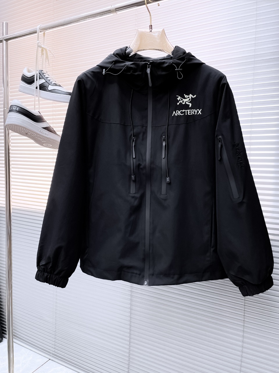 NO:524067,Archaeopteryx 2025 autumn new jacket, the new product on the show is perfect, comfortable and warm when worn on both sides, three-standard full color and attractive, and the very outstanding design easily advances the sense of fashion, the workmanship is extremely exquisite and rigorous, and the wiring is neat and meticulous!  A masterpiece of a big-name designer!  The upper body doesn't look bloated and super handsome!  Spot code M ~ XXXL,arc'teryx,jackets & coats,jackets & coats,alexander wang19860909始祖鸟 2025秋季新款夹克外套,秀场新品品相非常完美,双面穿舒适保暖,三标齐全色泽饱满诱人,非常出彩的设计,轻松将时髦感进阶,做工极为考究严谨,走线工整细致！大牌设计师巨作！上身不显臃肿、超级帅气！现货码数M ～ XXXL,arc'teryx,jackets & coats,jackets & coats,alexander wang,Men's clothing