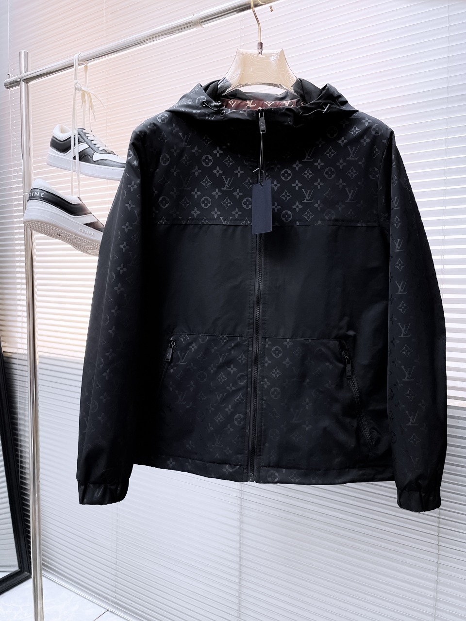 NO:524070,Lv 2025 autumn new jacket jacket, the new product on the show is perfect, comfortable and warm when worn on both sides, three-standard full color and attractive, and the very outstanding design easily advances the sense of fashion, the workmanship is extremely exquisite and rigorous, and the wiring is neat and meticulous!  A masterpiece of a big-name designer!  The upper body doesn't look bloated and super handsome!  Spot code M ~ XXXL,,louis vuitton,jackets & coats,jackets & coats,alexander wang19860909Lv 2025秋季新款夹克外套,秀场新品品相非常完美,双面穿舒适保暖,三标齐全色泽饱满诱人,非常出彩的设计,轻松将时髦感进阶,做工极为考究严谨,走线工整细致！大牌设计师巨作！上身不显臃肿、超级帅气！现货码数M ～ XXXL,,louis vuitton,jackets & coats,jackets & coats,alexander wang,Men's clothing