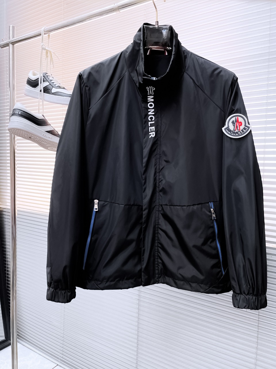 NO:524073,The new 2025 autumn jacket for the hooded 2025 showcase is perfect in appearance, comfortable and warm when worn on both sides, complete three-standard color and attractive, and the very outstanding design easily advances the sense of fashion, extremely exquisite workmanship, neat and meticulous routes!  A masterpiece of a big-name designer!  The upper body doesn't look bloated and super handsome!  Spot code M ~ XXXL,,Moncler,jackets & coats,jackets & coats,alexander wang19860909蒙口2025秋季新款夹克外套,秀场新品品相非常完美,双面穿舒适保暖,三标齐全色泽饱满诱人,非常出彩的设计,轻松将时髦感进阶,做工极为考究严谨,走线工整细致！大牌设计师巨作！上身不显臃肿、超级帅气！现货码数M ～ XXXL,,Moncler,jackets & coats,jackets & coats,alexander wang,Men's clothing