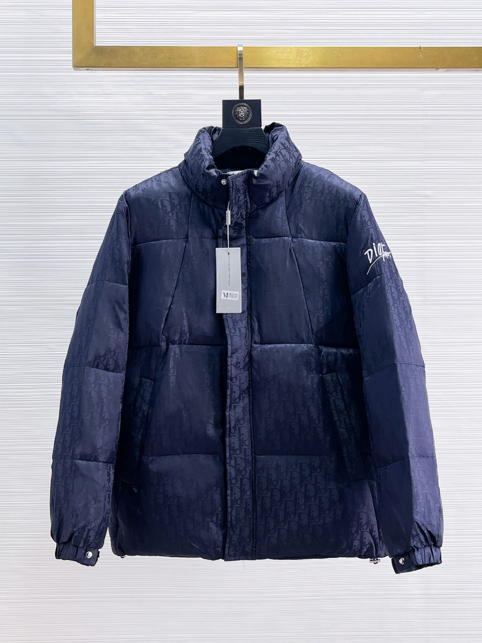 NO:614297,Dior's new 2025 autumn and winter down jacket. This is known as the most expensive down jacket in the world, all 90 down. With a classic logo combination, it is full of visual impact at first sight. It has better thermal insulation performance, is light and not heavy, and has good loft recovery after compression, and it can gather heat and lock in temperature!  Personalized color matching design, fresh and energetic!  There are too many versions circulating in the market. In addition to the different fabrics and workmanship, the biggest difference is that the filling is not goose down at all but feather silk or velvet, etc., and it is not easy to distinguish for those who don’t understand. In addition, the fabrics and workmanship are definitely not of the same level. In short, look for us and you will never go astray. All the exclusive full colors are purchased from genuine development. If you understand the quality of our down jackets, you can safely recommend it with your eyes closed. The three standards are complete!  Uniform series for men and women!  Size M-3XL. Maximum wear is 195 pounds.,, dior, down jacket, alexander wang19860909迪奥 2025秋冬新款羽绒服.这款号称羽绒服届最贵的,全部90绒的.带着经典的Logo组合搭配,第一眼看到就是满满的视觉冲击,保暖性能更出色,轻便不厚重,且压缩后的蓬松度恢复性好,聚热锁温！个性的拼色设计,清新有活力！市面流通的版本实在太多了,除了面料做工不同外,最大的区别就是填充物根本不是鹅绒而是羽丝或手感绒等等,而不懂的根本不容易区分.另外面料和做工也绝对不是一个级别,总之认准我们,让你绝对不跑偏,独家全色全部购入正版开发,懂我们家羽绒服质量的,完全可以放心闭眼推.三标齐全！男女同款系列！码数M-3XL.最大穿到195斤.,,dior,down jacket,alexander wang,Men's clothing