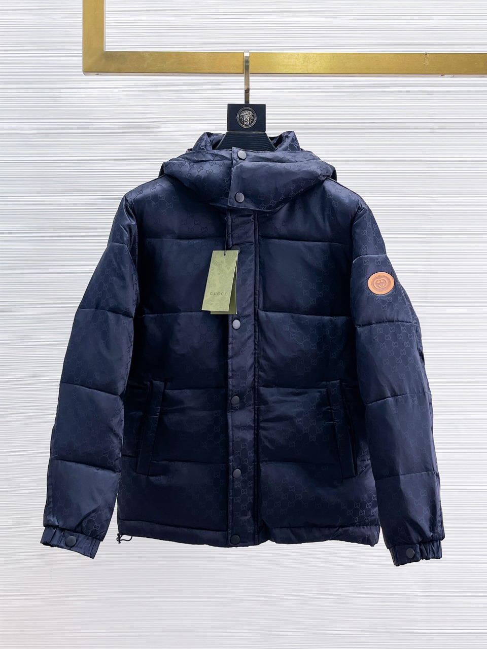 NO:614302,Gucci's new 2025 autumn and winter down jacket. This is known as the most expensive down jacket in the world, with 90 down in total. With a classic logo combination, it is full of visual impact at first sight. It has better thermal insulation performance, is light and not heavy, and has good loft recovery after compression, and it can gather heat and lock in temperature!  Personalized color matching design, fresh and energetic!  There are too many versions circulating in the market. In addition to the different fabrics and workmanship, the biggest difference is that the filling is not goose down at all but feather silk or velvet, etc., and it is not easy to distinguish for those who don’t understand. In addition, the fabrics and workmanship are definitely not of the same level. In short, look for us and you will never go astray. All the exclusive full colors are purchased from genuine development. If you understand the quality of our down jackets, you can safely recommend it with your eyes closed. The three standards are complete!  Uniform series for men and women!  Size M-3XL. Maximum wear is 195 pounds.,,gucci,down jacket,alexander wang19860909古驰 2025秋冬新款羽绒服.这款号称羽绒服届最贵的,全部90绒的.带着经典的Logo组合搭配,第一眼看到就是满满的视觉冲击,保暖性能更出色,轻便不厚重,且压缩后的蓬松度恢复性好,聚热锁温！个性的拼色设计,清新有活力！市面流通的版本实在太多了,除了面料做工不同外,最大的区别就是填充物根本不是鹅绒而是羽丝或手感绒等等,而不懂的根本不容易区分.另外面料和做工也绝对不是一个级别,总之认准我们,让你绝对不跑偏,独家全色全部购入正版开发,懂我们家羽绒服质量的,完全可以放心闭眼推.三标齐全！男女同款系列！码数M-3XL.最大穿到195斤.,,gucci,down jacket,alexander wang,Men's clothing