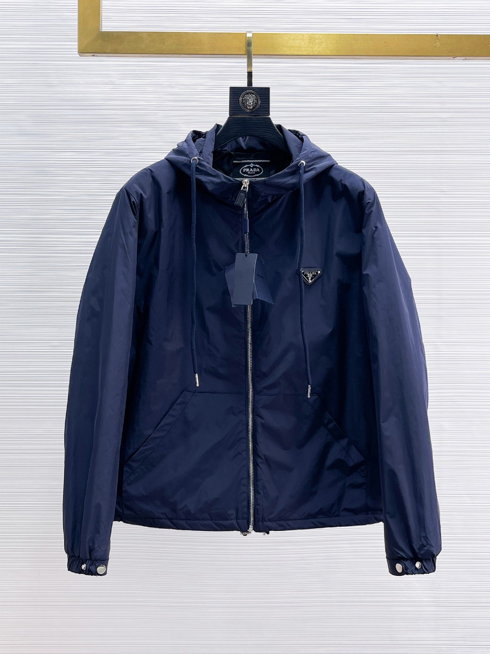 NO:614292,Prada's 2025 autumn and winter new cotton clothing. This is known as the most expensive cotton clothing. It has a classic logo combination. It is full of visual impact at first sight. It has better thermal insulation performance, is light and not heavy, and has good fluff recovery after compression, and it can gather heat and lock in temperature!  Personalized color matching design, fresh and energetic!  There are too many versions circulating in the market. In addition to the different fabrics and workmanship, the biggest difference is that the filling is not goose down at all but feather silk or velvet, etc., and it is not easy to distinguish for those who don’t understand. In addition, the fabrics and workmanship are definitely not of the same level. In short, look for us, so you will never go astray. All the exclusive full colors are purchased from genuine development. Those who understand the quality of our cotton clothing can rest assured and recommend it with closed eyes. The three standards are complete!  Uniform series for men and women!  Size M-3XL. Can be worn up to 200 pounds, prada, alexander wang19860909普拉达 2025秋冬新款棉服.这款号称棉服届最贵的,带着经典的Logo组合搭配,第一眼看到就是满满的视觉冲击,保暖性能更出色,轻便不厚重,且压缩后的蓬松度恢复性好,聚热锁温！个性的拼色设计,清新有活力！市面流通的版本实在太多了,除了面料做工不同外,最大的区别就是填充物根本不是鹅绒而是羽丝或手感绒等等,而不懂的根本不容易区分.另外面料和做工也绝对不是一个级别,总之认准我们,让你绝对不跑偏,独家全色全部购入正版开发,懂我们家棉服质量的,完全可以放心闭眼推.三标齐全！男女同款系列！码数M-3XL.最大穿到200斤,,prada,alexander wang,Men's clothing