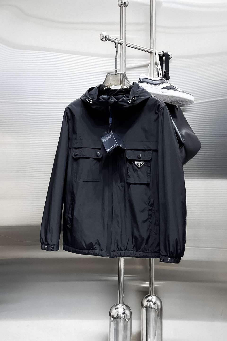 NO:657104,Prada's new 2025ss winter down jacket with all three standards is in perfect condition. It's comfortable and warm, and the color is full and attractive. The design is very outstanding, and it can easily enhance the sense of fashion. The workmanship is extremely sophisticated and rigorous, and the wiring is neat and meticulous!  A masterpiece from a famous designer!  The upper body does not look bloated and is super handsome!  Available sizes M ~ XXXL,,prada,jackets & coats,down jacket,alexander wang19860909普拉达 三标齐全 2025ss冬季新款羽绒棉服外套,秀场新品品相非常完美,舒适保暖,色泽饱满诱人,非常出彩的设计,轻松将时髦感进阶,做工极为考究严谨,走线工整细致！大牌设计师巨作！上身不显臃肿、超级帅气！现货码数M ～ XXXL,,prada,jackets & coats,down jacket,alexander wang,Men's clothing