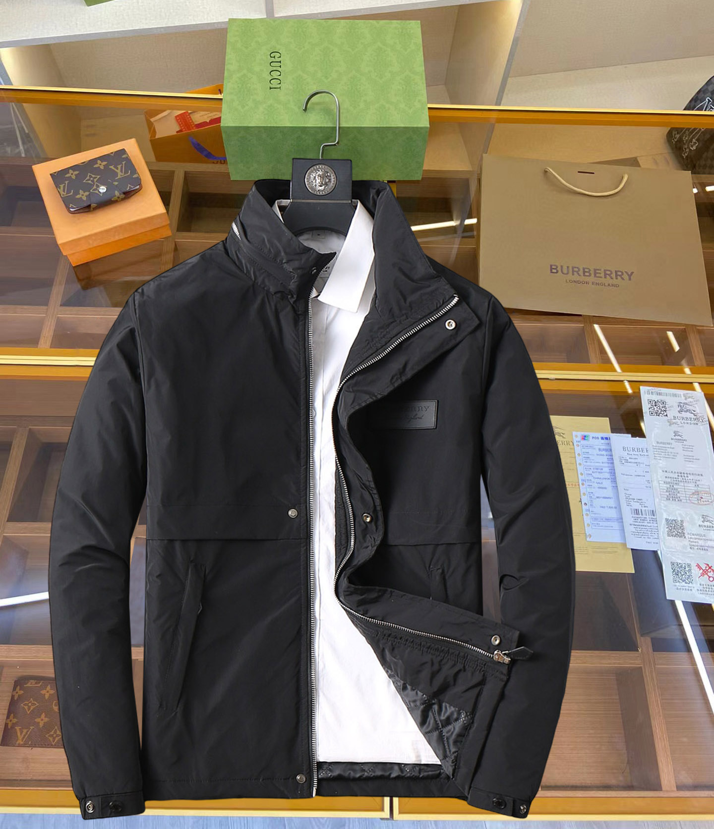 NO:645374,Burberry's autumn and winter counter new casual and fashionable thin cotton-padded jacket. Super avant-garde design style. Delicate and comfortable. Very light and not easy to wrinkle. Multiple craftsmanship. The overall design is quite visual. The upper body is casual and stylish, with a certain degree of stiffness. It is definitely recommended for the temperament that is at the forefront of fashion. It is a must-have for urban leisure. Size M-XXXL (175 140 catties wears L and the maximum wear is 195 catties), burberry, jackets &  coats,jackets & coats,alexander wang19860909巴宝莉 秋冬专柜新款休闲时尚薄棉服棉衣夹克外套 超前卫设计风格 细腻舒适 穿着非常轻便不易起皱.多重重工艺 整体的设计颇具视觉感,上身休闲有型,有一定的挺括度,绝对走在时尚最尖端的气质感推荐,都市休闲必备.尺码 M-XXXL(175 140斤穿L 最大穿195斤),,burberry,jackets & coats,jackets & coats,alexander wang,Men's clothing