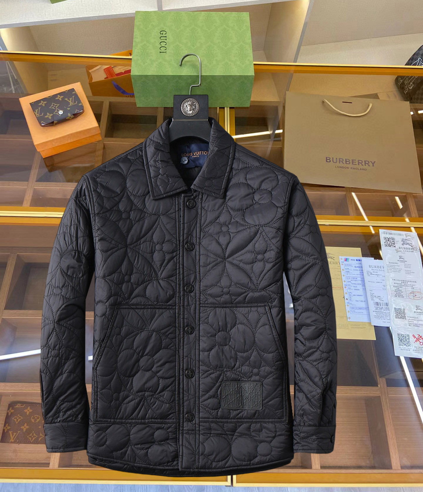 NO:645352,Lv autumn and winter counter new casual and fashionable thin cotton-padded jackets and jackets. Super avant-garde design style. Delicate and comfortable. Very light to wear and not easy to wrinkle. Multiple craftsmanship. The overall design is quite visual. The upper body is casual and stylish, with a certain degree of stiffness. It is definitely recommended for the temperament at the forefront of fashion. It is a must-have for urban leisure. Sizes M-XXXL (175 140 pounds wear L and the maximum wear is 195 pounds), louis vuitton, jackets &  coats,jackets & coats,alexander wang19860909Lv 秋冬专柜新款休闲时尚薄棉服棉衣夹克外套 超前卫设计风格 细腻舒适 穿着非常轻便不易起皱.多重重工艺 整体的设计颇具视觉感,上身休闲有型,有一定的挺括度,绝对走在时尚最尖端的气质感推荐,都市休闲必备.尺码 M-XXXL(175 140斤穿L 最大穿195斤),,louis vuitton,jackets & coats,jackets & coats,alexander wang,Men's clothing