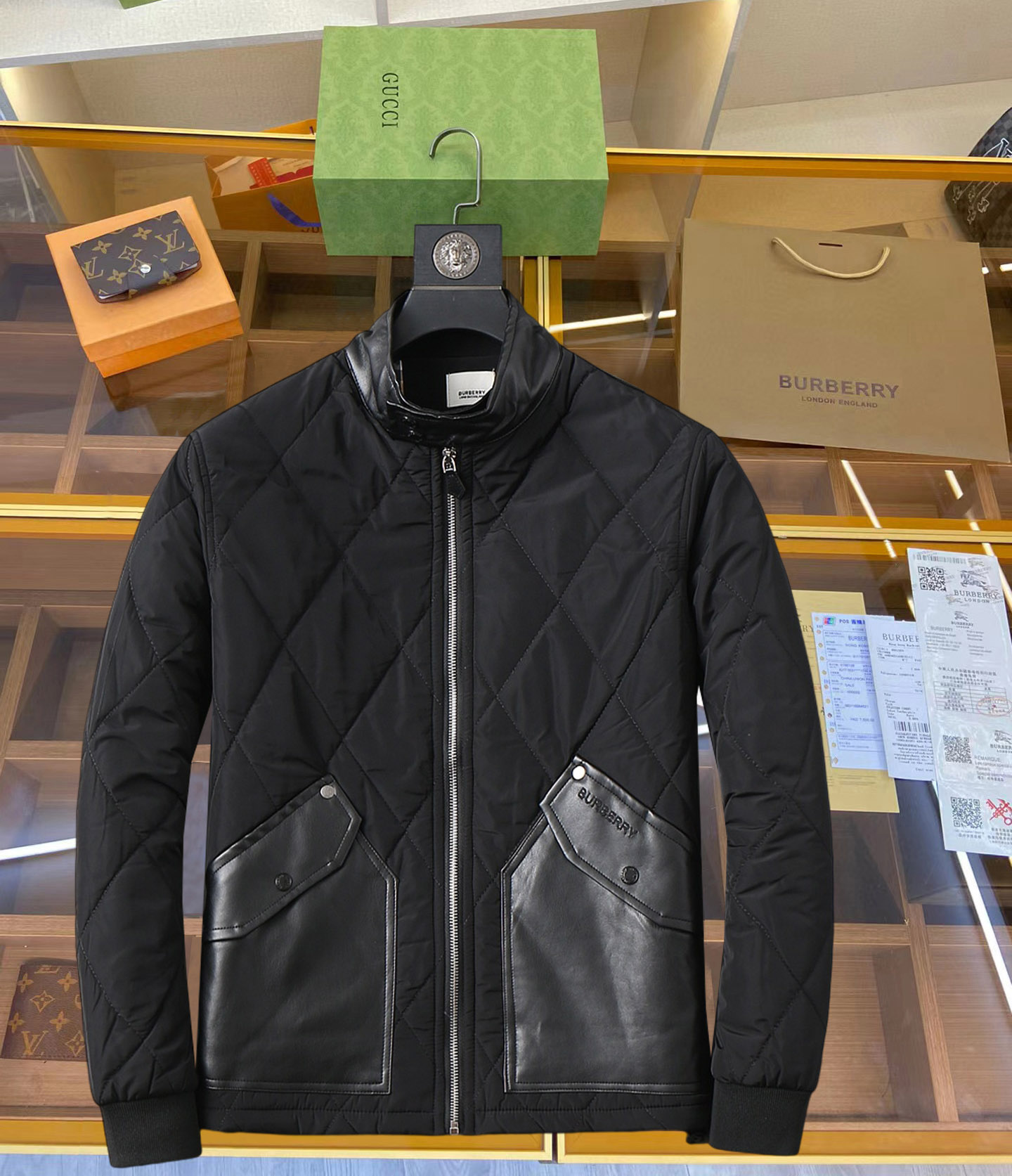 NO:645355,Burberry's autumn and winter counter new casual and fashionable thin cotton-padded jacket. Super avant-garde design style. Delicate and comfortable. Very light and not easy to wrinkle. Multiple craftsmanship. The overall design is quite visual. The upper body is casual and stylish, with a certain degree of stiffness. It is definitely recommended for the temperament that is at the forefront of fashion. It is a must-have for urban leisure. Size M-XXXL (175 140 catties wears L and the maximum wear is 195 catties), burberry, jackets &  coats,jackets & coats,alexander wang19860909巴宝莉 秋冬专柜新款休闲时尚薄棉服棉衣夹克外套 超前卫设计风格 细腻舒适 穿着非常轻便不易起皱.多重重工艺 整体的设计颇具视觉感,上身休闲有型,有一定的挺括度,绝对走在时尚最尖端的气质感推荐,都市休闲必备.尺码 M-XXXL(175 140斤穿L 最大穿195斤),,burberry,jackets & coats,jackets & coats,alexander wang,Men's clothing