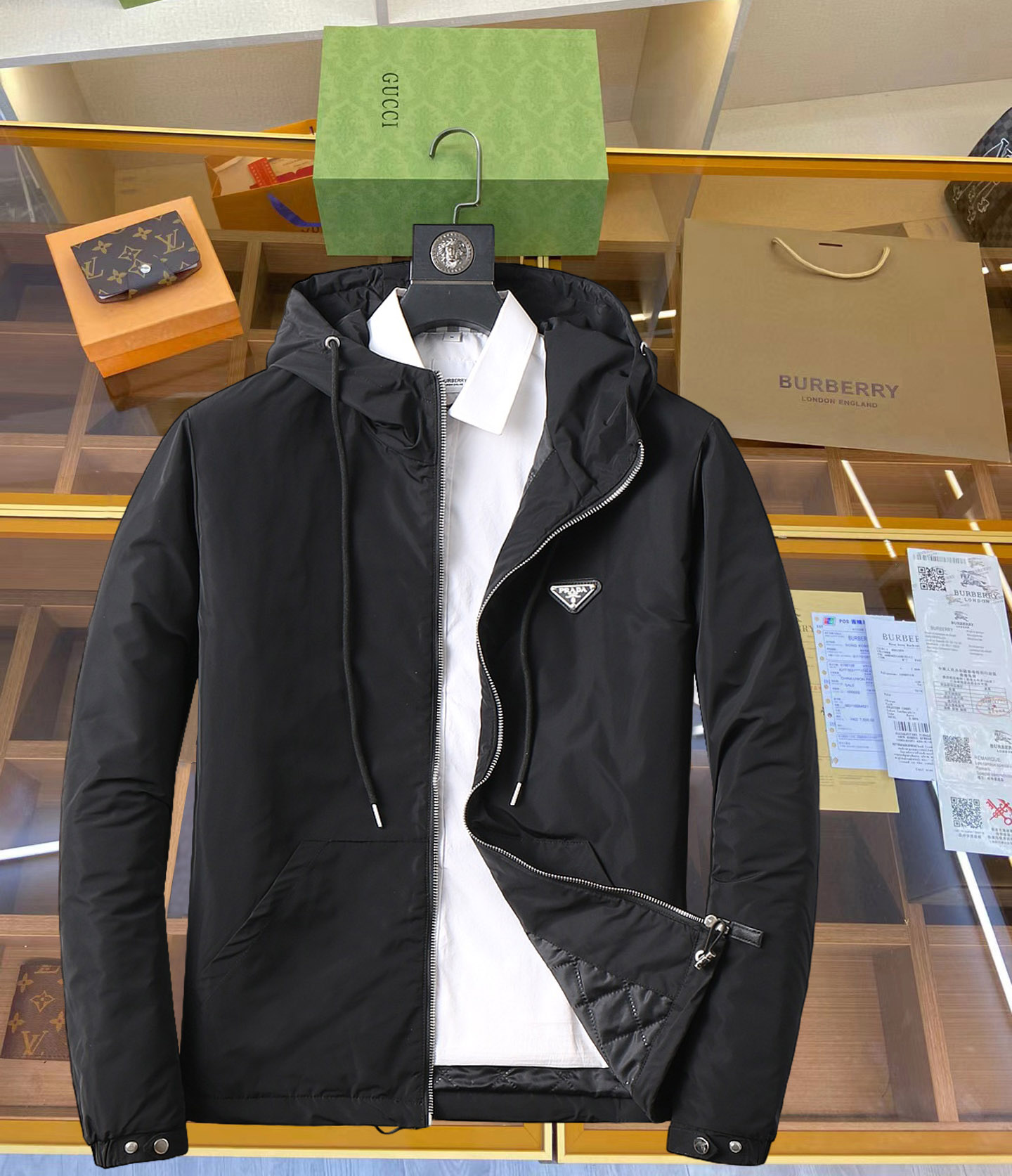 NO:645358,Prada. Autumn and winter counter new casual and fashionable thin cotton-padded jacket. Super avant-garde design style. Delicate and comfortable. Very light and not easy to wrinkle. Multiple craftsmanship. The overall design is quite visual. The upper body is casual and stylish, with a certain degree of stiffness. It is definitely recommended for the temperament that is at the forefront of fashion. It is a must-have for urban leisure. Sizes M-XXXL (175 140 pounds wear L and the maximum wear is 195 pounds), prada, jackets &  coats,jackets & coats,alexander wang19860909普拉达.秋冬专柜新款休闲时尚薄棉服棉衣夹克外套 超前卫设计风格 细腻舒适 穿着非常轻便不易起皱.多重重工艺 整体的设计颇具视觉感,上身休闲有型,有一定的挺括度,绝对走在时尚最尖端的气质感推荐,都市休闲必备.尺码 M-XXXL(175 140斤穿L 最大穿195斤),,prada,jackets & coats,jackets & coats,alexander wang,Men's clothing