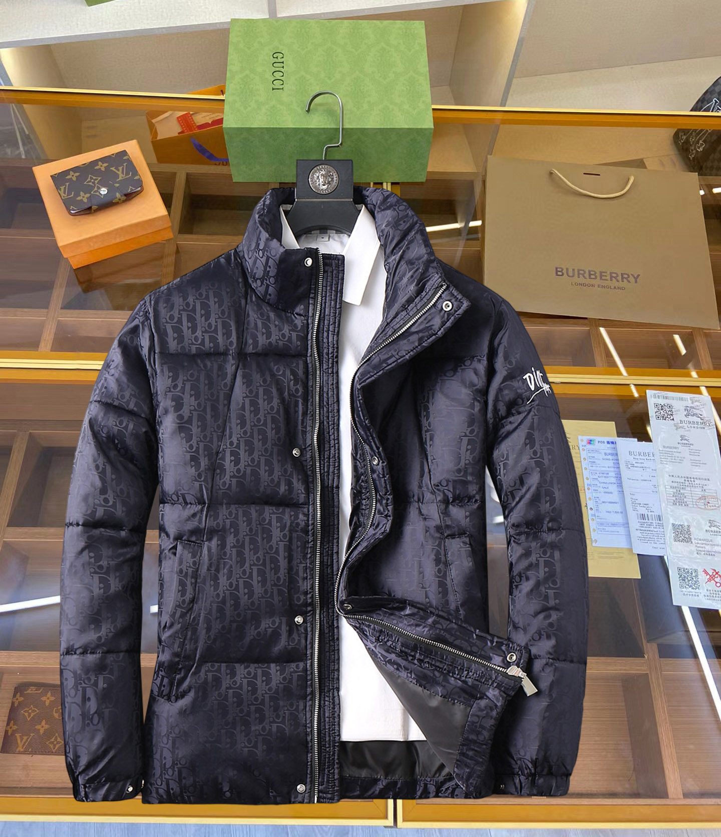 NO:645377,Dior's new autumn and winter down jacket. This is known as the most expensive down jacket in the world, all 90 down. With a classic logo combination, it is full of visual impact at first sight. It has better thermal insulation performance, is light and not heavy, and has good loft recovery after compression, and it can gather heat and lock in temperature!  Personalized color matching design, fresh and energetic!  There are too many versions circulating in the market. In addition to the different fabrics and workmanship, the biggest difference is that the filling is not goose down at all but feather silk or velvet, etc., and it is not easy to distinguish for those who don’t understand. In addition, the fabrics and workmanship are definitely not of the same level. In short, look for us and you will never go astray. All the exclusive full colors are purchased from genuine development. If you understand the quality of our down jackets, you can safely recommend it with your eyes closed. The three standards are complete!  Uniform series for men and women!  Size M-3XL. Can be worn up to 200 pounds, dior, down jacket, alexander wang19860909迪奥 秋冬新款羽绒棉服.这款号称羽绒棉服届最贵的,全部90绒的.带着经典的Logo组合搭配,第一眼看到就是满满的视觉冲击,保暖性能更出色,轻便不厚重,且压缩后的蓬松度恢复性好,聚热锁温！个性的拼色设计,清新有活力！市面流通的版本实在太多了,除了面料做工不同外,最大的区别就是填充物根本不是鹅绒而是羽丝或手感绒等等,而不懂的根本不容易区分.另外面料和做工也绝对不是一个级别,总之认准我们,让你绝对不跑偏,独家全色全部购入正版开发,懂我们家羽绒服质量的,完全可以放心闭眼推.三标齐全！男女同款系列！码数M-3XL.最大穿到200斤,,dior,down jacket,alexander wang,Men's clothing