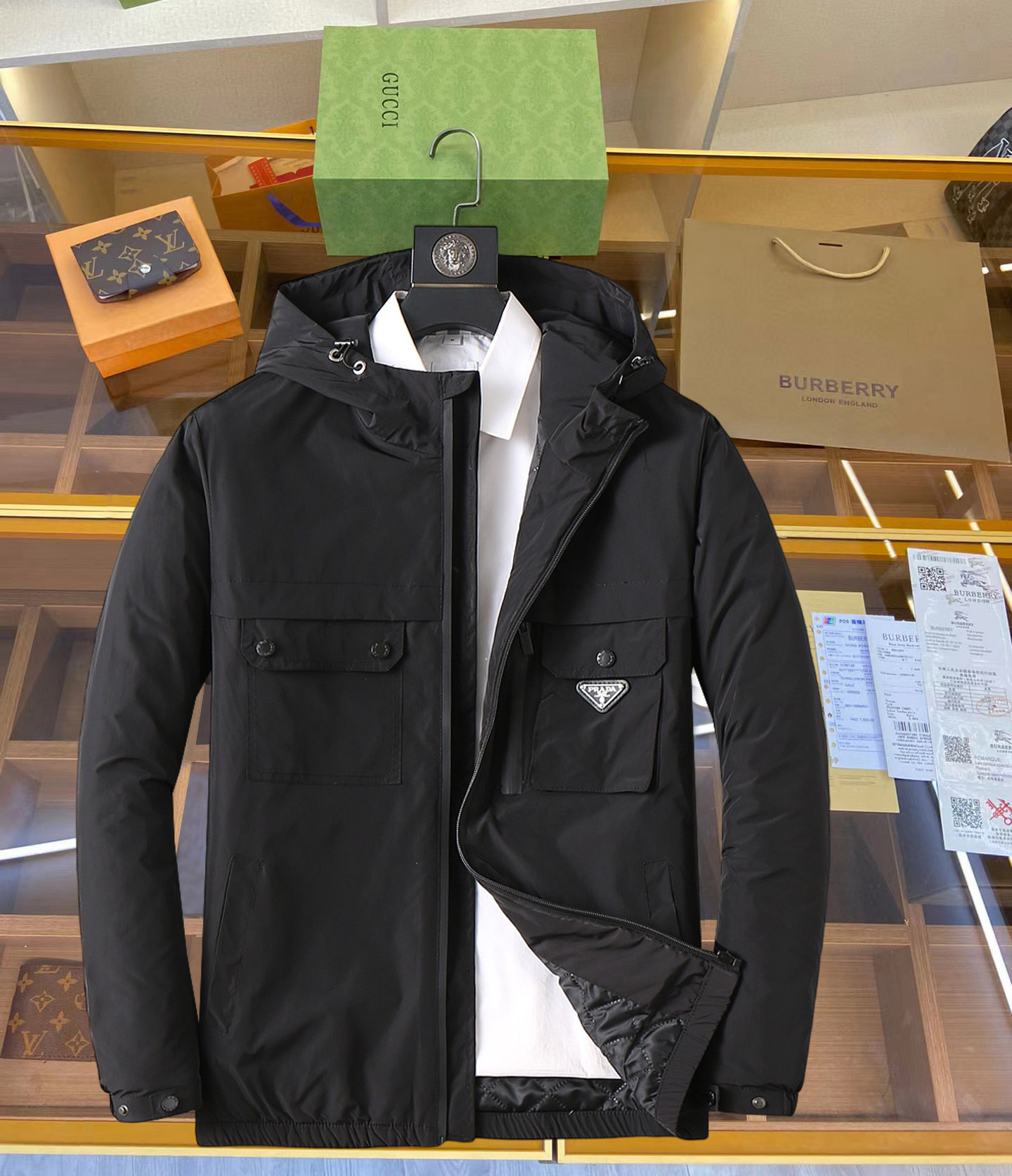 NO:645372,Prada's autumn and winter counter new casual and fashionable thin cotton-padded jackets and jackets. Super avant-garde design style. Delicate and comfortable. Very light and not easy to wrinkle. Multiple craftsmanship. The overall design is quite visual. The upper body is casual and stylish, with a certain degree of stiffness. It is definitely recommended for the temperament that is at the forefront of fashion. It is a must-have for urban leisure. Size M-XXXL (175 140 catties wears L and the maximum wear is 195 catties), prada, jackets &  coats,jackets & coats,alexander wang19860909普拉达 秋冬专柜新款休闲时尚薄棉服棉衣夹克外套 超前卫设计风格 细腻舒适 穿着非常轻便不易起皱.多重重工艺 整体的设计颇具视觉感,上身休闲有型,有一定的挺括度,绝对走在时尚最尖端的气质感推荐,都市休闲必备.尺码 M-XXXL(175 140斤穿L 最大穿195斤),,prada,jackets & coats,jackets & coats,alexander wang,Men's clothing