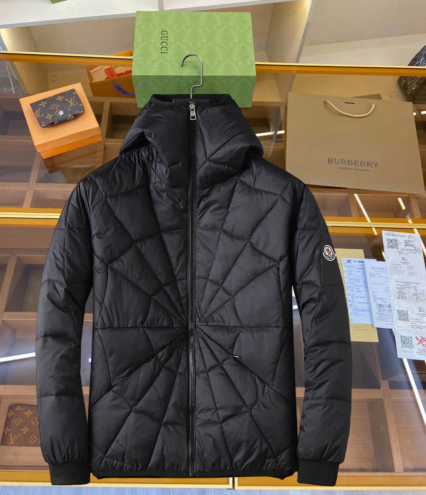 NO:645361,Mengkou's new autumn and winter down jacket. This is known as the most expensive down jacket in the world, all 90 down. With a classic logo combination, it is full of visual impact at first sight. It has better thermal insulation performance, is light and not heavy, and has good fluff recovery after compression, and it can gather heat and lock in temperature!  Personalized color matching design, fresh and energetic!  There are too many versions circulating in the market. In addition to the different fabrics and workmanship, the biggest difference is that the filling is not goose down at all but feather silk or velvet, etc., and it is not easy to distinguish for those who don’t understand. In addition, the fabrics and workmanship are definitely not of the same level. In short, look for us and you will never go astray. All the exclusive full colors are purchased from genuine development. If you understand the quality of our down jackets, you can safely recommend it with your eyes closed. The three standards are complete!  Uniform series for men and women!  Size M-3XL. Can be worn up to 200 pounds, Moncler, down jacket, alexander wang19860909蒙口 秋冬新款羽绒棉服.这款号称羽绒棉服届最贵的,全部90绒的.带着经典的Logo组合搭配,第一眼看到就是满满的视觉冲击,保暖性能更出色,轻便不厚重,且压缩后的蓬松度恢复性好,聚热锁温！个性的拼色设计,清新有活力！市面流通的版本实在太多了,除了面料做工不同外,最大的区别就是填充物根本不是鹅绒而是羽丝或手感绒等等,而不懂的根本不容易区分.另外面料和做工也绝对不是一个级别,总之认准我们,让你绝对不跑偏,独家全色全部购入正版开发,懂我们家羽绒服质量的,完全可以放心闭眼推.三标齐全！男女同款系列！码数M-3XL.最大穿到200斤,,Moncler,down jacket,alexander wang,Men's clothing