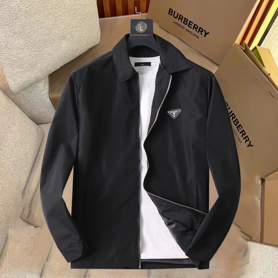 NO:520660,Prada's new spring jacket 2025, the new product on the show is perfect, comfortable and warm, the three-standard complete colors and full and attractive, and the very outstanding design easily advances the sense of fashion. The workmanship is extremely exquisite and rigorous, and the wiring is neat and meticulous!  A masterpiece of a big-name designer!  The upper body doesn't look bloated and super handsome!  Spot code M ~ XXXL,,prada,jackets & coats,jackets & coats,alexander wang19860909普拉达 2025春季新款夹克外套,秀场新品品相非常完美,舒适保暖,三标齐全色泽饱满诱人,非常出彩的设计,轻松将时髦感进阶,做工极为考究严谨,走线工整细致！大牌设计师巨作！上身不显臃肿、超级帅气！现货码数M ～ XXXL,,prada,jackets & coats,jackets & coats,alexander wang,Men's clothing