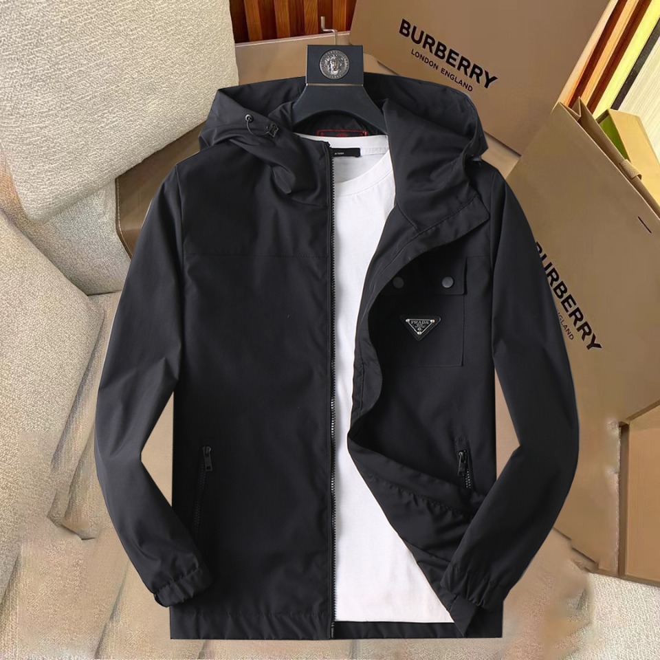 NO:520666,Prada's new spring jacket 2025, the new product on the show is perfect, comfortable and warm, the three standards have a complete color and full and attractive color, and the very outstanding design easily advances the sense of fashion, the workmanship is extremely exquisite and rigorous, and the wiring is neat and meticulous!  A masterpiece of a big-name designer!  The upper body doesn't look bloated and super handsome!  Spot code M ~ XXXL,,prada,jackets & coats,jackets & coats,alexander wang19860909普拉达 2025春季新款夹克外套,秀场新品品相非常完美,舒适保暖,三标齐全色泽饱满诱人,非常出彩的设计,轻松将时髦感进阶,做工极为考究严谨,走线工整细致！大牌设计师巨作！上身不显臃肿、超级帅气！现货码数M ～ XXXL,,prada,jackets & coats,jackets & coats,alexander wang,Men's clothing