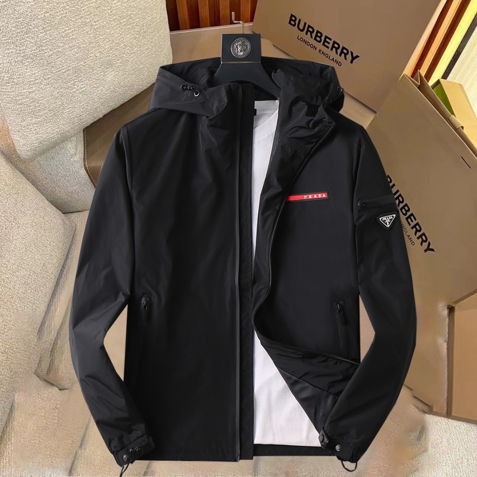 NO:520643,Prada's new spring jacket 2025, the new product on the show is perfect, comfortable and warm, the three-standard complete colors and full and attractive, and the very outstanding design easily advances the sense of fashion. The workmanship is extremely exquisite and rigorous, and the wiring is neat and meticulous!  A masterpiece of a big-name designer!  The upper body doesn't look bloated and super handsome!  Spot code M ~ XXXL,,prada,jackets & coats,jackets & coats,alexander wang19860909普拉达 2025春季新款夹克外套,秀场新品品相非常完美,舒适保暖,三标齐全色泽饱满诱人,非常出彩的设计,轻松将时髦感进阶,做工极为考究严谨,走线工整细致！大牌设计师巨作！上身不显臃肿、超级帅气！现货码数M ～ XXXL,,prada,jackets & coats,jackets & coats,alexander wang,Men's clothing