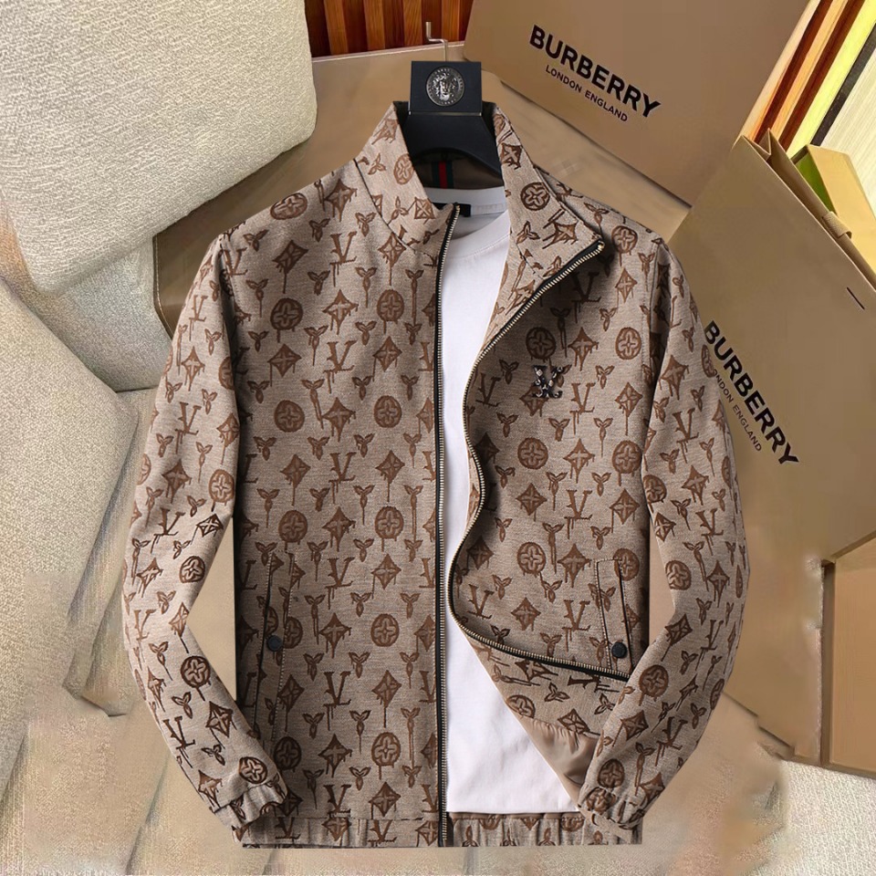 NO:520653,Lv 2025 spring new jacket jacket, the new product on the show is perfect, comfortable and warm, the three standards are complete in color and full and attractive, and the very outstanding design easily advances the sense of fashion, the workmanship is extremely exquisite and rigorous, and the wiring is neat and meticulous!  A masterpiece of a big-name designer!  The upper body doesn't look bloated and super handsome!  Spot code M ~ XXXL,,louis vuitton,jackets & coats,jackets & coats,alexander wang19860909Lv 2025春季新款夹克外套,秀场新品品相非常完美,舒适保暖,三标齐全色泽饱满诱人,非常出彩的设计,轻松将时髦感进阶,做工极为考究严谨,走线工整细致！大牌设计师巨作！上身不显臃肿、超级帅气！现货码数M ～ XXXL,,louis vuitton,jackets & coats,jackets & coats,alexander wang,Men's clothing