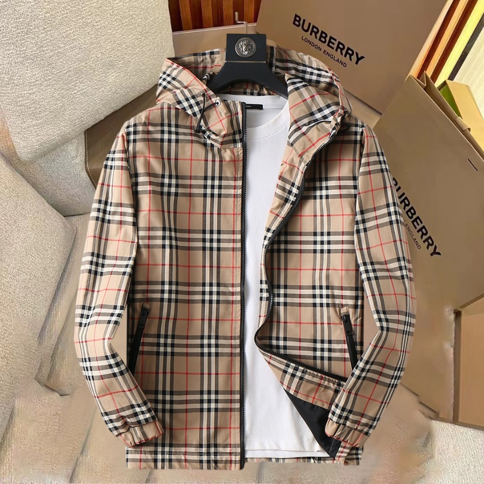 NO:520659,Burberry's new spring jacket for 2025, the new product on the show is perfect, comfortable and warm, the three-standard complete colors and full and attractive, and the very outstanding design easily advances the sense of fashion. The workmanship is extremely exquisite and rigorous, and the wiring is neat and meticulous!  A masterpiece of a big-name designer!  The upper body doesn't look bloated and super handsome!  Spot code M ~ XXXL,,burberry,jackets & coats,jackets & coats,alexander wang19860909巴宝莉 2025春季新款夹克外套,秀场新品品相非常完美,舒适保暖,三标齐全色泽饱满诱人,非常出彩的设计,轻松将时髦感进阶,做工极为考究严谨,走线工整细致！大牌设计师巨作！上身不显臃肿、超级帅气！现货码数M ～ XXXL,,burberry,jackets & coats,jackets & coats,alexander wang,Men's clothing