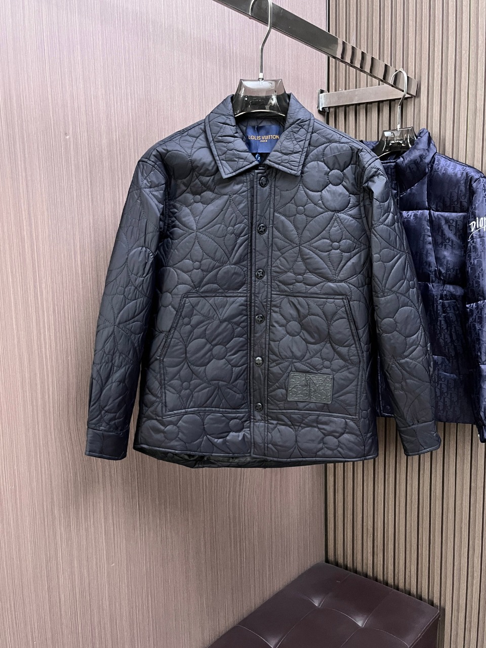 NO:645364,LV three-standard complete ss new winter down jacket, the new product on the show is in perfect condition, comfortable and warm, the color is full and attractive, the design is very brilliant, it can easily enhance the fashion sense, the workmanship is extremely sophisticated and rigorous, and the wiring is neat and meticulous!  A masterpiece from a famous designer!  The upper body does not look bloated and is super handsome!  Available sizes M ~ XXXL,,louis vuitton,jackets & coats,down jacket,alexander wang19860909Lv 三标齐全 ss冬季新款羽绒棉服外套,秀场新品品相非常完美,舒适保暖,色泽饱满诱人,非常出彩的设计,轻松将时髦感进阶,做工极为考究严谨,走线工整细致！大牌设计师巨作！上身不显臃肿、超级帅气！现货码数M ～ XXXL,,louis vuitton,jackets & coats,down jacket,alexander wang,Men's clothing