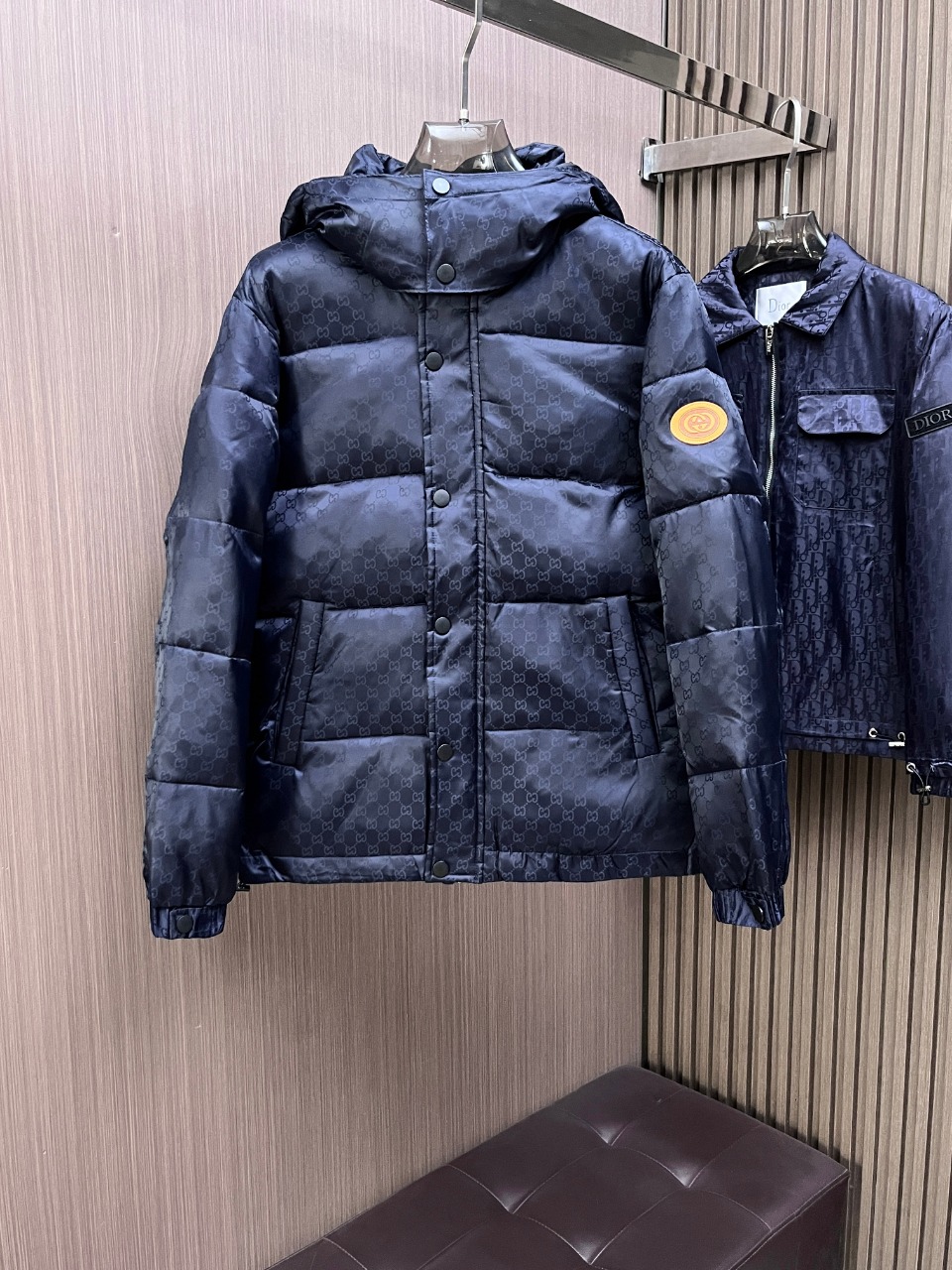 NO:645380,Gucci ss winter new fashion top down jacket filled with imported down, the highest quality on the market, imported fabrics, the highest lining standards, no down, all accessories and hardware are custom-made from the original factory, 10 years of focus on clothing production, ensuring the smoothness of each piece of clothing, the Rolls Royce of the down jacket industry, sizes M-L-XL-2XL-3XL,, gucci, down jacket, alexander wang19860909古驰 ss冬季新品时尚顶级羽绒服 填充进口羽绒朵,市面最高品质,进口面料,里布最高标准,绝不跑绒,辅料五金全部原厂定做,10年专注服装生产,保证每件衣服的平整性,羽绒服界的劳斯莱斯 尺码M-L-XL-2XL-3XL,,gucci,down jacket,alexander wang,Men's clothing