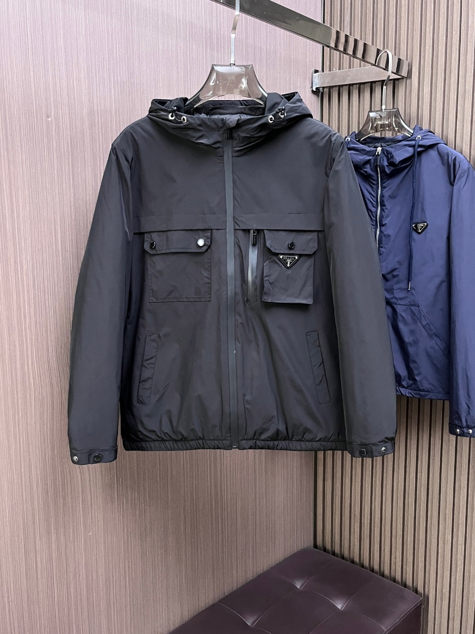 NO:645375,Prada's three-standard complete ss new winter down jacket, the new product on the show is in perfect condition, comfortable and warm, the color is full and attractive, the design is very outstanding, it can easily enhance the sense of fashion, the workmanship is extremely sophisticated and rigorous, and the wiring is neat and meticulous!  A masterpiece from a famous designer!  The upper body does not look bloated and is super handsome!  Available sizes M ~ XXXL,,prada,jackets & coats,down jacket,alexander wang19860909普拉达 三标齐全 ss冬季新款羽绒棉服外套,秀场新品品相非常完美,舒适保暖,色泽饱满诱人,非常出彩的设计,轻松将时髦感进阶,做工极为考究严谨,走线工整细致！大牌设计师巨作！上身不显臃肿、超级帅气！现货码数M ～ XXXL,,prada,jackets & coats,down jacket,alexander wang,Men's clothing