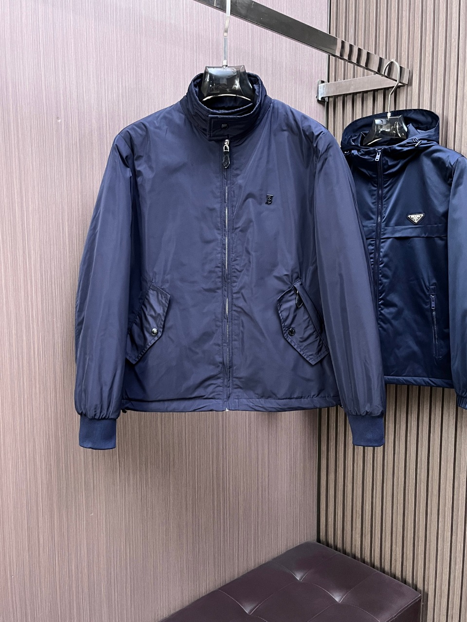 NO:645367,Burberry's three-standard complete ss new winter down jacket, the new product on the show is in perfect condition, comfortable and warm, the color is full and attractive, the very outstanding design can easily enhance the fashion sense, the workmanship is extremely sophisticated and rigorous, and the wiring is neat and meticulous!  A masterpiece from a famous designer!  The upper body does not look bloated and is super handsome!  Available sizes M ~ XXXL,,burberry,jackets & coats,down jacket,alexander wang19860909巴宝莉 三标齐全 ss冬季新款羽绒棉服外套,秀场新品品相非常完美,舒适保暖,色泽饱满诱人,非常出彩的设计,轻松将时髦感进阶,做工极为考究严谨,走线工整细致！大牌设计师巨作！上身不显臃肿、超级帅气！现货码数M ～ XXXL,,burberry,jackets & coats,down jacket,alexander wang,Men's clothing