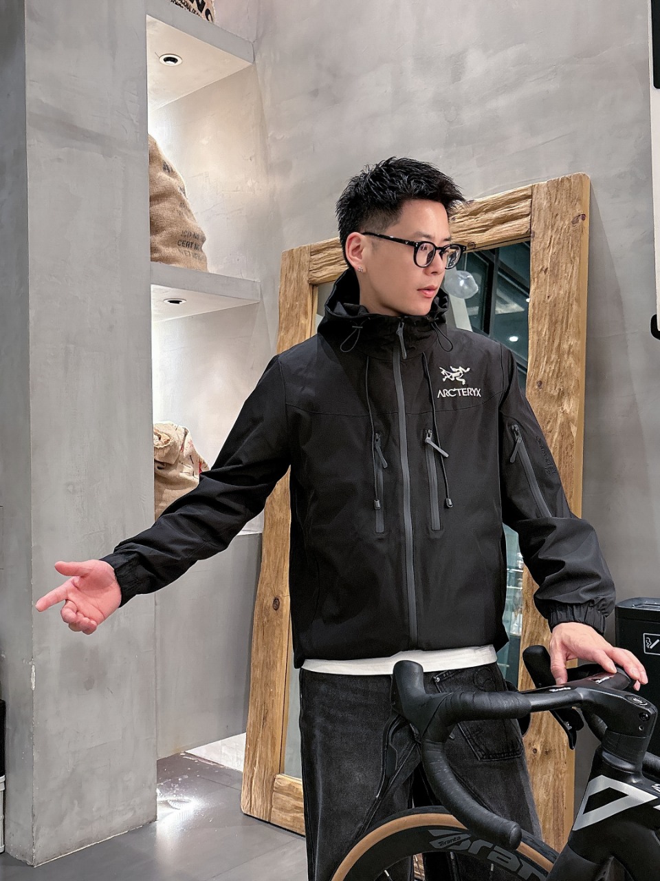 NO:530471,Archaeopteryx 2025 autumn new men's jacket, original single three-standard full high-end version!  Customized fabrics for counters are breathable and comfortable, with impeccable details, brand elements design concept, professional purchasing level reflects high quality. The feel is delicate and soft!  It is casually cut, with a great upper body style!  Code number M~XXXL,arc'teryx,jackets & coats,jackets & coats,alexander wang19860909始祖鸟 2025秋季新款男士夹克外套,原单三标齐全高端版本！专柜定制面料 透气舒适度高,细节无可挑剔,品牌元素设计理念,专业代购级体现高品质.手感细腻柔软！呈现休闲裁剪,上身版型超赞！码数M～XXXL,arc'teryx,jackets & coats,jackets & coats,alexander wang,Men's clothing