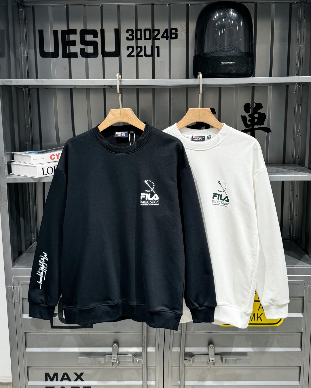 💰190
FILA/斐乐秋冬新款针织圆领卫衣男女同款  顶级版本

斐乐卫衣凭借过硬的品质和设计，一直深受各大明星网红博主的喜爱！

百年运动时尚品牌FILA创建于1911年意大利BIELLA小镇，是FILA兄弟创立的一家纺织和针织的服装企业。FILA产品将运动，生活，时尚结合起来，专注于时尚运动！

采用380g全棉毛圈面料，做工精细，前后独特的设计风印花绝对独家品质！

螺纹采用高克重重磅纯棉螺纹 同缸定织定染。软糯舒适透气柔软又亲肤!

经典圆领，舒适贴合不易变形，每个细节的完美性，上身效果丝毫不用考虑！

情侣款 oversize版型超级显腿长 秋冬首选单品之一、上身回头率百分百！

颜色：黑色 白色

尺码表：S—XL
S （100-135斤）：衣长68 胸围104 肩宽45
M （135-150斤）：衣长70 胸围108 肩宽46
L  （150-165斤）：衣长72 胸围112 肩宽48
XL（165-185斤）：衣长74 胸围116 肩宽49