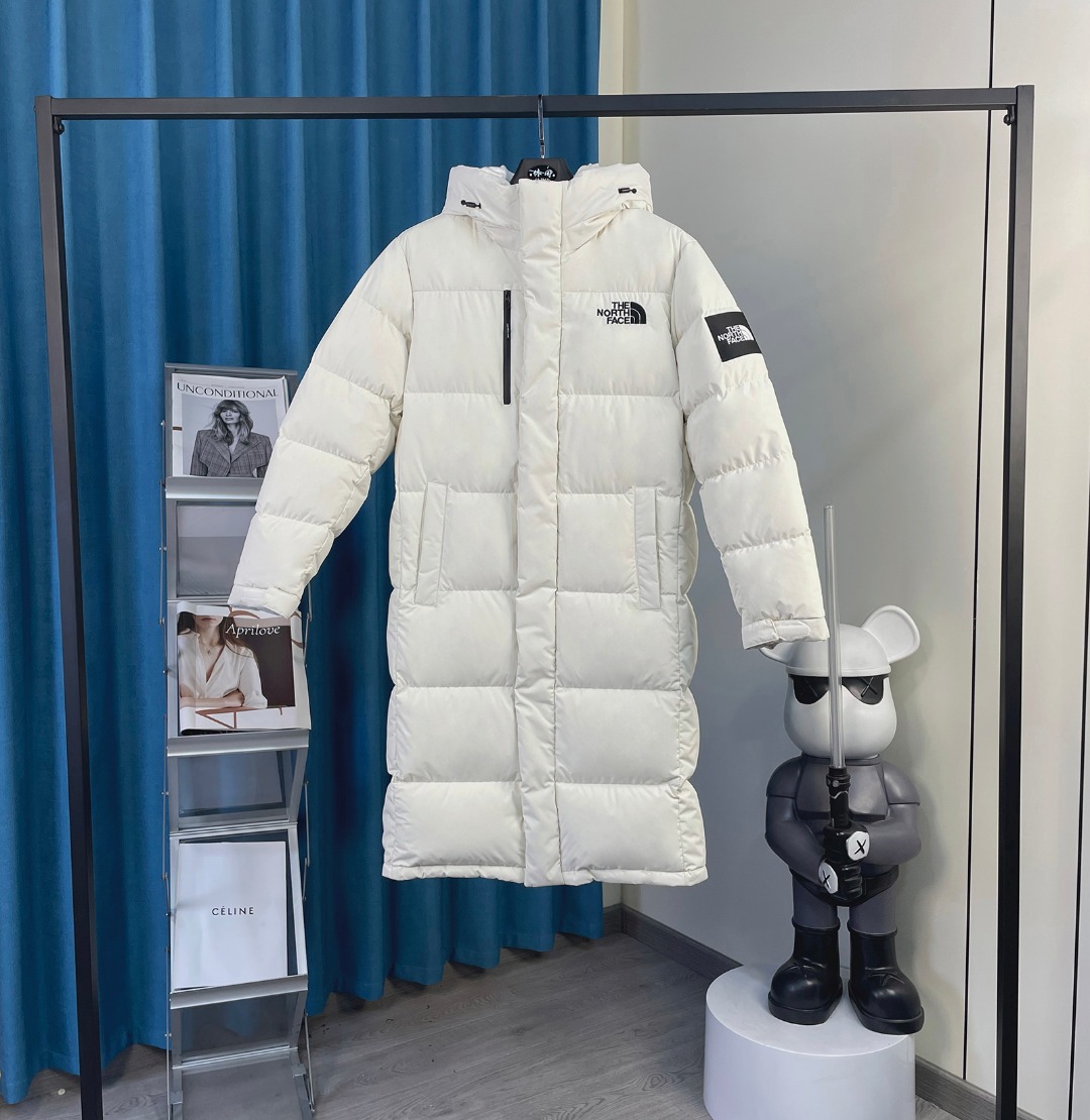 NO:599115,/F22 The North Face long down jacket is the same style as Shin Min Ah’s. It is a popular and very popular one. It is over the knee length, and the upper body is stylish and warm without being bulky!  Hooded design, non-detachable hood, stand-up collar with velvet treatment, skin-friendly, warm, windproof and cold-proof!  The one-sided zipper pocket on the chest, combined with the embroidery on the front and back chest and the white label logo on the arm, is simple and elegant, with a full-screen sense of luxury!  It looks ordinary, but my upper body is amazing and I feel super safe!  The fabric is made of the original consistent polyester fiber small plaid fabric, windproof and waterproof double-layer inner liner, the inner liner is made of 340T high-end down jacket anti-down material that does not run away, is wear-resistant and moisture-wicking. The filling is RDS certified high-quality 700 high fill, 90 national standard white duck down fill power, which is full and has excellent thermal insulation effect. The embroidery uses imported Tajima embroidery. Thousand-needle embroidery uses imported No. 7 needles and Japanese Queen embroidery thread to ensure that each word is full and three-dimensional.  The zippers are custom-made from Yoshida YKK factory, with clear lettering and perfect smooth texture. The Velcro is durable and the professional assembly line operation and quality control of orders from major foreign trade manufacturers guarantee the best quality goods at the lowest price. Custom-made original main mark washed brand packaging bags. Sizes; XS S M L Xl XXl,, The North Face, down jacket, hats, alexander wang19860909/F22北面长款羽绒服申敏儿同款 大火且超有卖点的一款,过膝长度,上身洋气保暖不臃肿！连帽设计,帽子不可拆卸,立领加绒处理,亲肤保暖,挡风抗寒！胸前单侧拉链口袋,配合前后胸刺绣以及手臂白标logo,简单大方,满屏的高级感！看起来普普通通,上身很惊喜,超级有安全感！ 面料面料采用原版一致聚酯纤维小格子面料防风防水双层内胆,内胆340T高端羽绒服防跑绒材料不跑绒, 耐磨、排湿. 填充填充RDS认证高品质700高蓬松,90国标白鸭绒蓬松度饱满保暖效果极佳 刺绣采用进口田岛绣花 万针刺绣,采用进口7号针,日本女皇绣线,保证每字饱满工、立体感清晰 拉链采用吉田YKK原厂定制,刻字清晰,质感完美顺滑. 魔术贴经久耐用外贸大厂订单专业人员流水线作业品控保证用最低的价格做最牛的货定做原版主唛水洗品牌包装袋. 尺码； XS S M L Xl XXl,,The North Face,down jacket,hats,alexander wang,Men's clothing