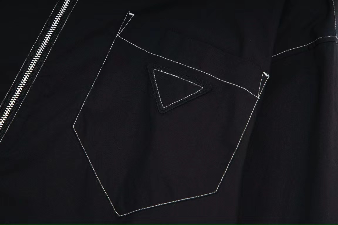 Prada 23SS New Suture Shirts: Cosmopolitan Design with Light-Burning Triangle Line Structure - 图片 5