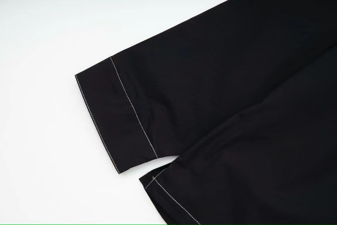 Prada 23SS New Suture Shirts: Cosmopolitan Design with Light-Burning Triangle Line Structure - 图片 7